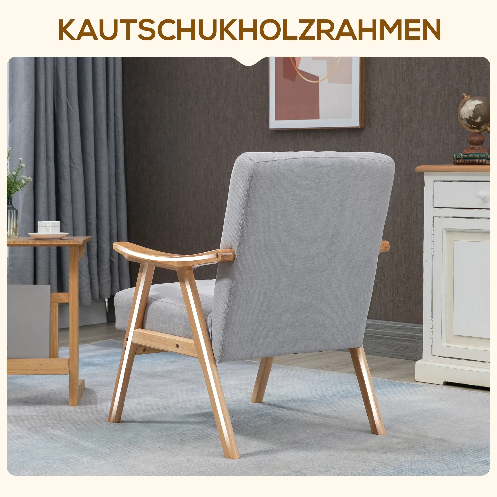 Ein grauer Sessel mit Holzbeinen. Im Hintergrund stehen ein Beistelltisch mit einer Tasse und ein weißer Schrank.