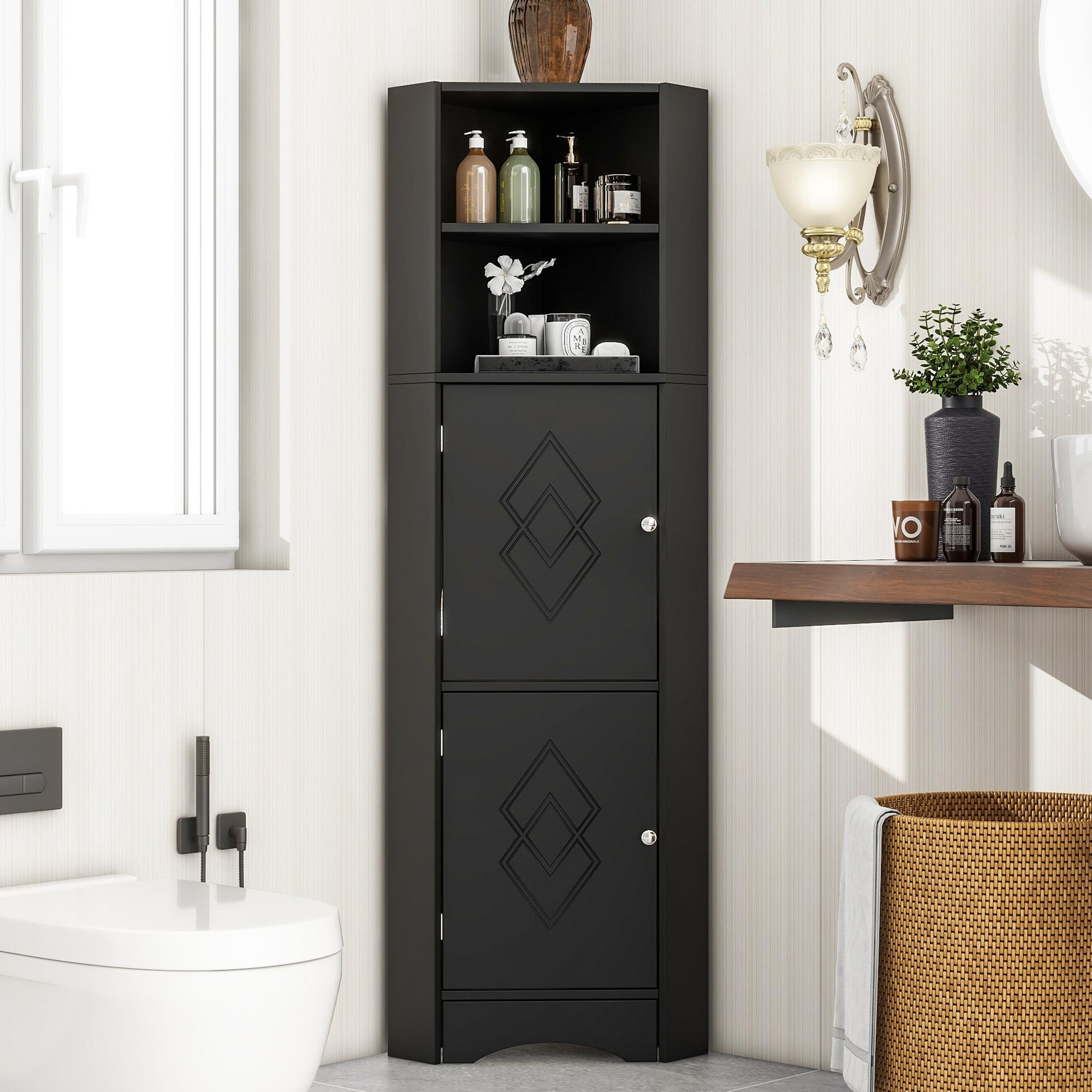 Ein schwarzer Eckschrank im Badezimmer mit Regalen für Toilettenartikel. Ein Fenster und eine Toilette sind sichtbar.