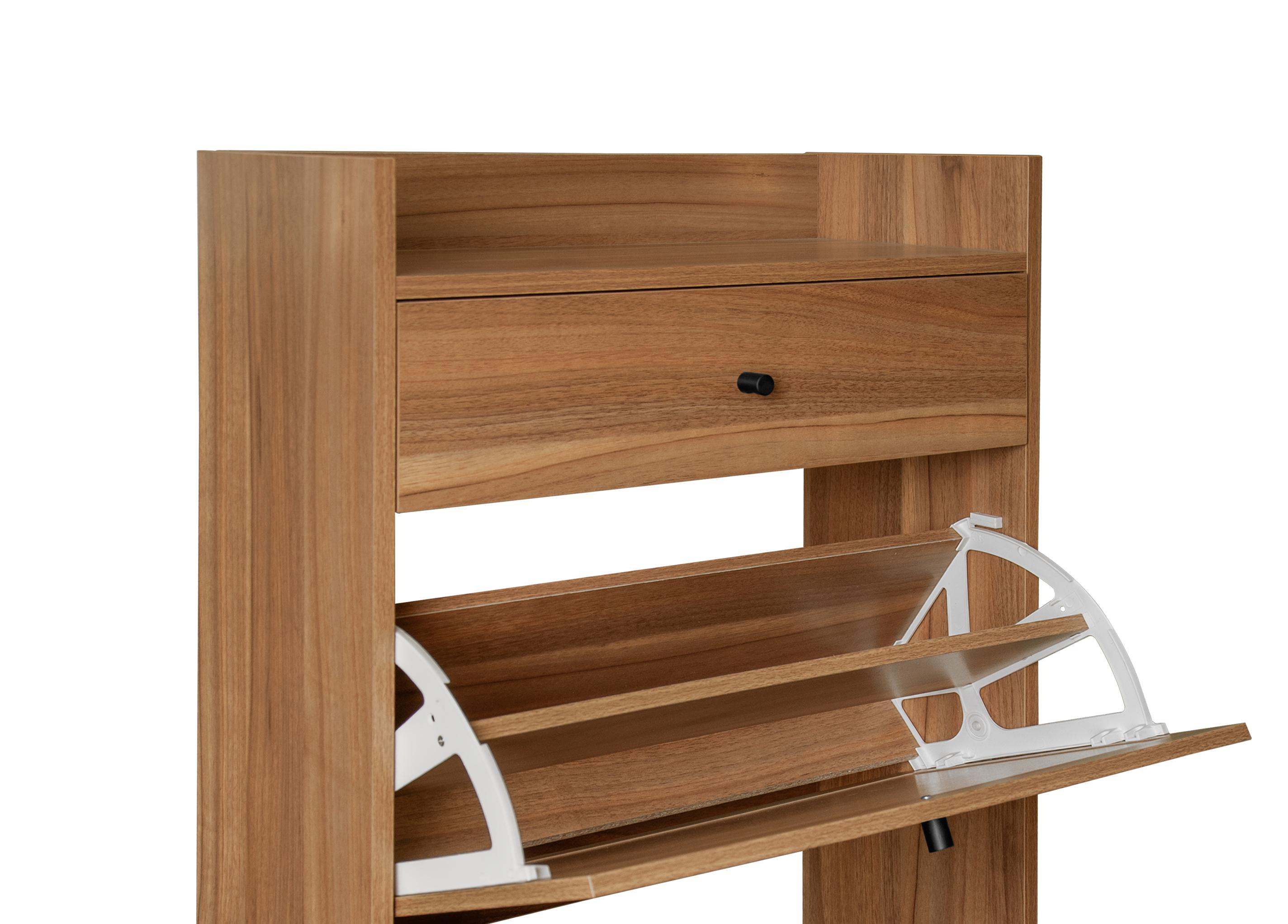 Schuhschrank aus Holz mit Schublade und zwei kippbaren Schuhfächern. Weißer Hintergrund.
