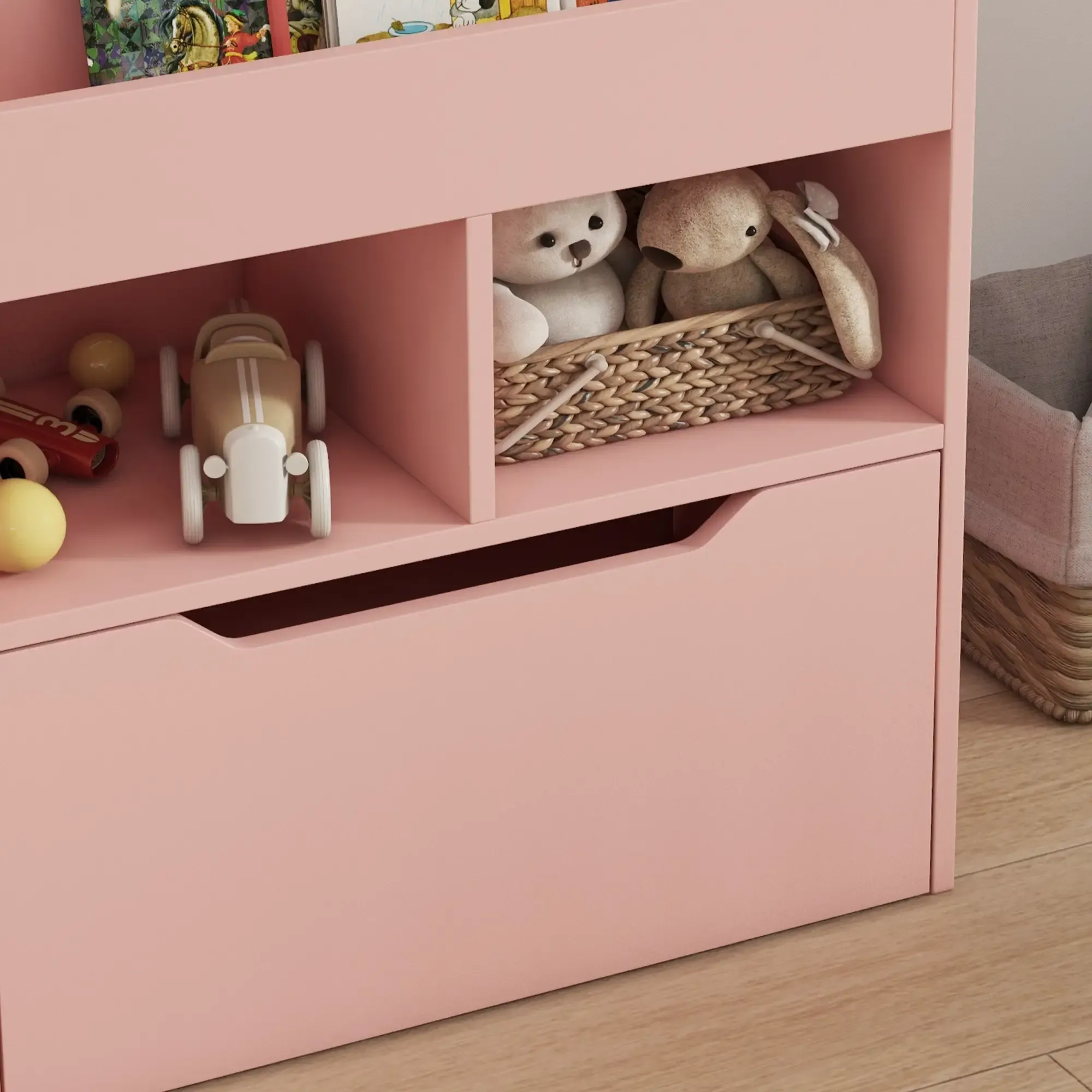 Ein rosa Aufbewahrungsmöbel mit Spielzeug. Beinhaltet ein Spielzeugauto, Teddybären in einem Korb und Bücher.