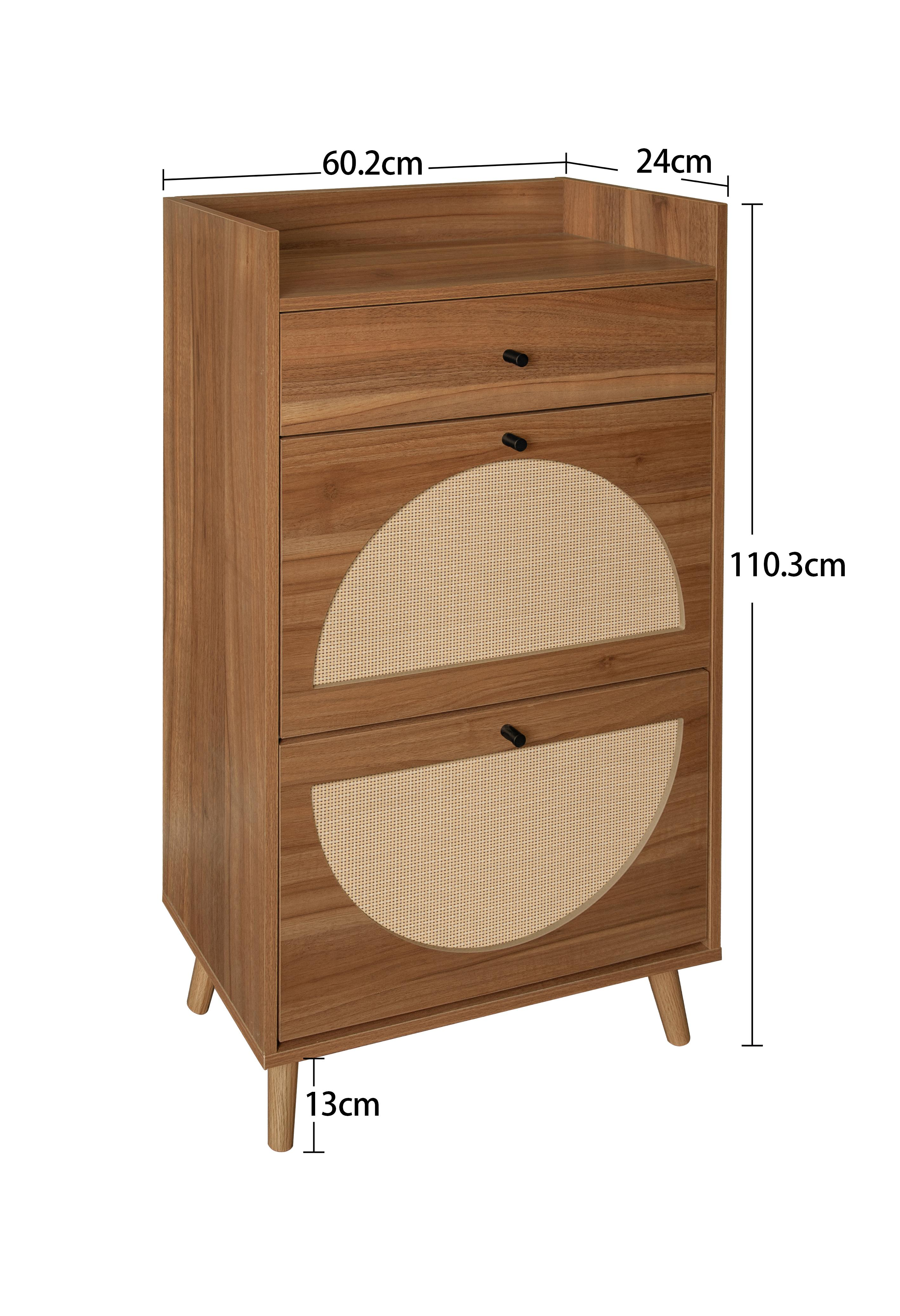 Ein Holzschrank mit Schubladen und gewebten Rattan-Kreisen. Er hat schwarze Knöpfe und ist mit Maßen versehen.