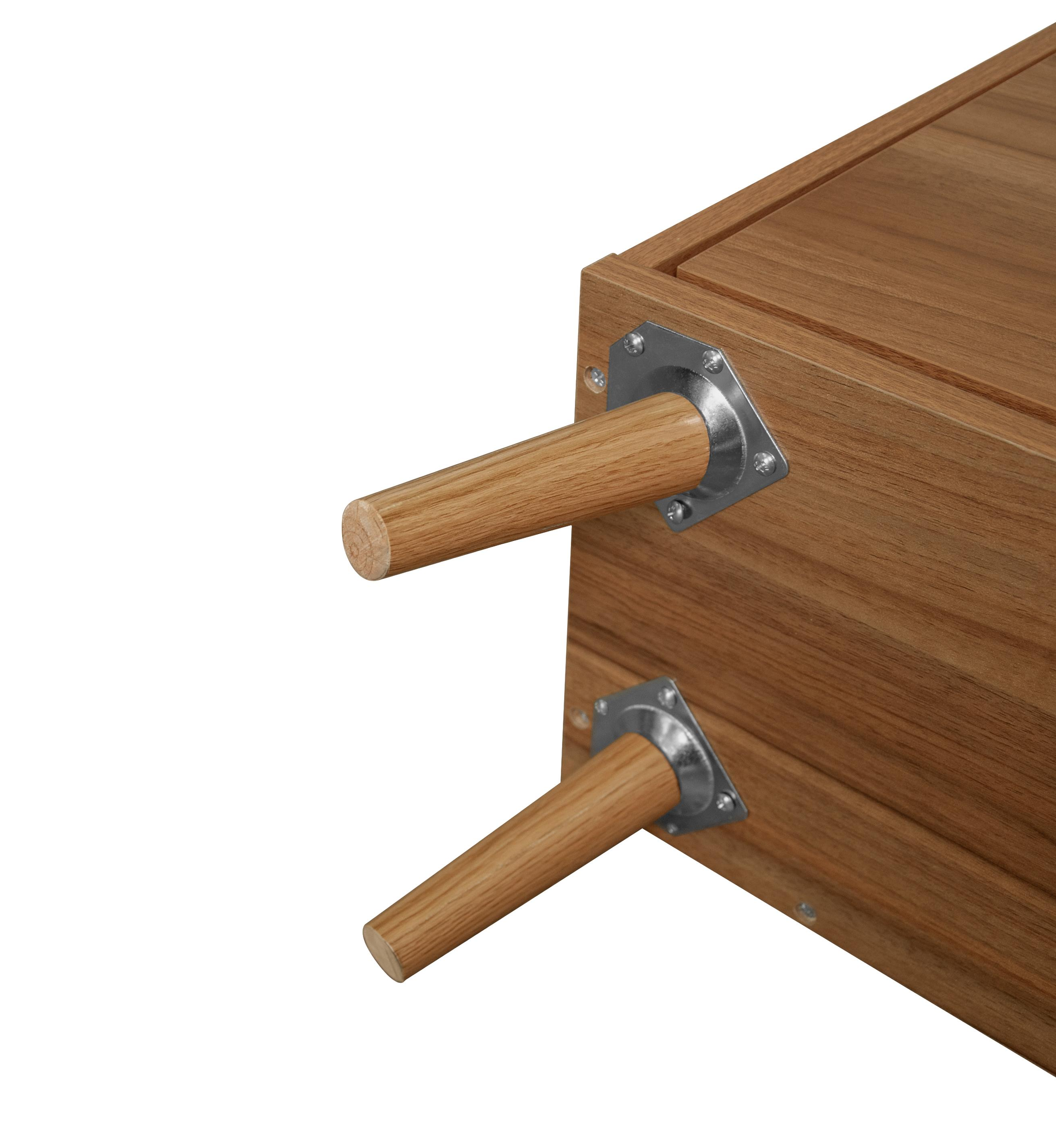 Holzecke mit zwei Beinen, befestigt mit Metallplatten. Helles Holz, weißer Hintergrund.
