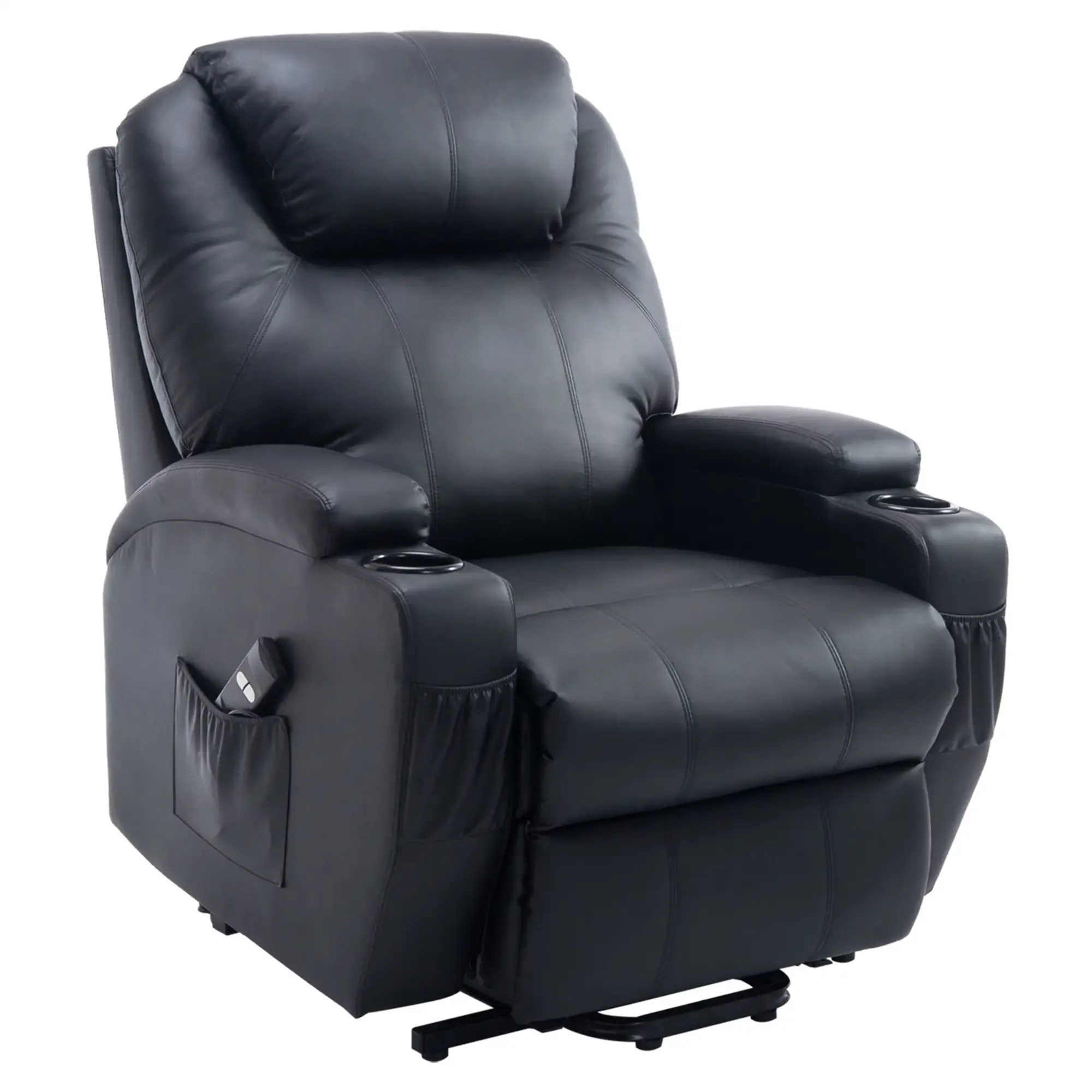 Schwarzer Leder-Relax-Sessel. Er hat eine Kopfstütze, Armlehnen mit Getränkehaltern und eine Fernbedienung. Der Hintergrund ist weiß.