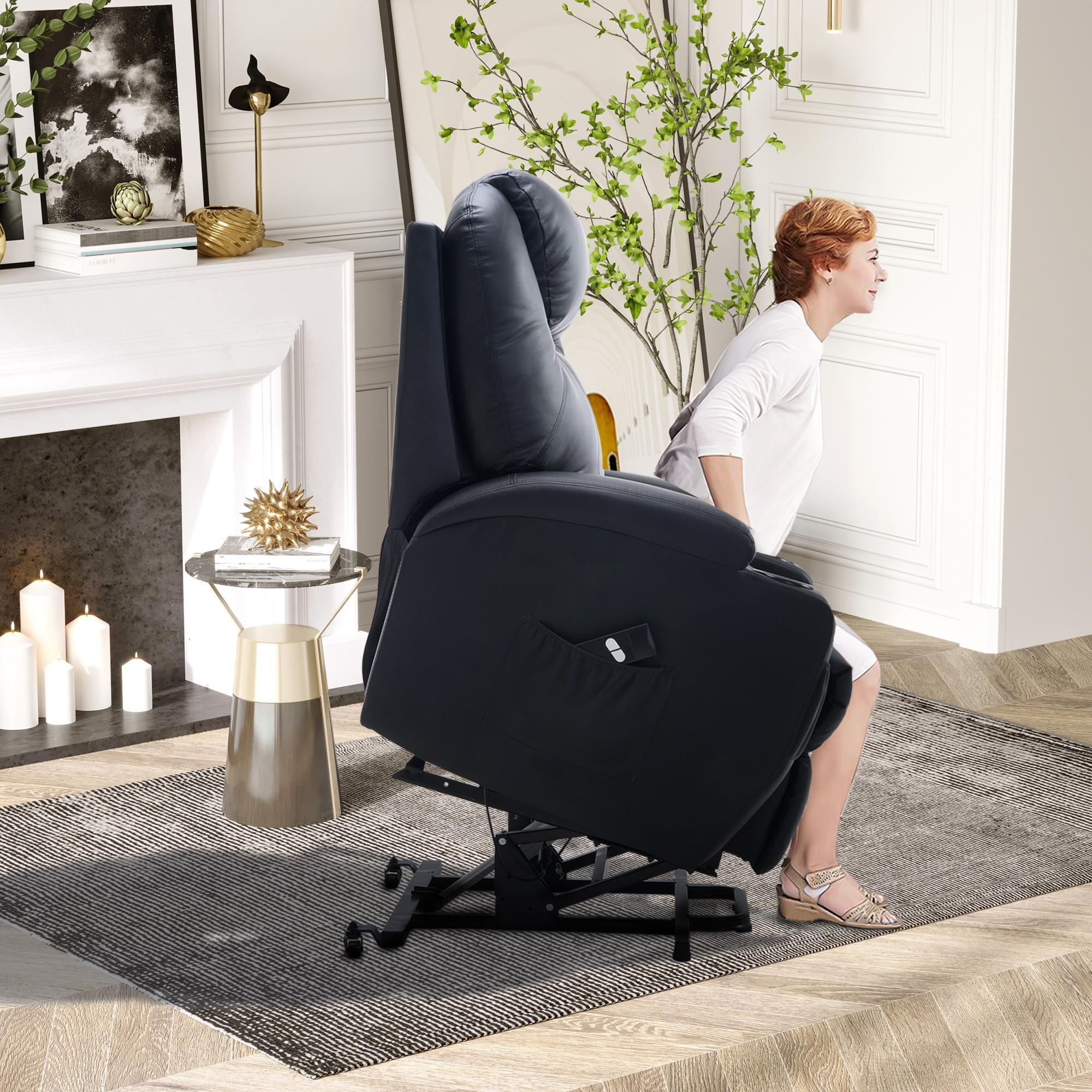 Eine Frau sitzt in einem schwarzen Relaxsessel in einem Wohnzimmer. Der Stuhl ist angehoben, und sie steht kurz davor aufzustehen.