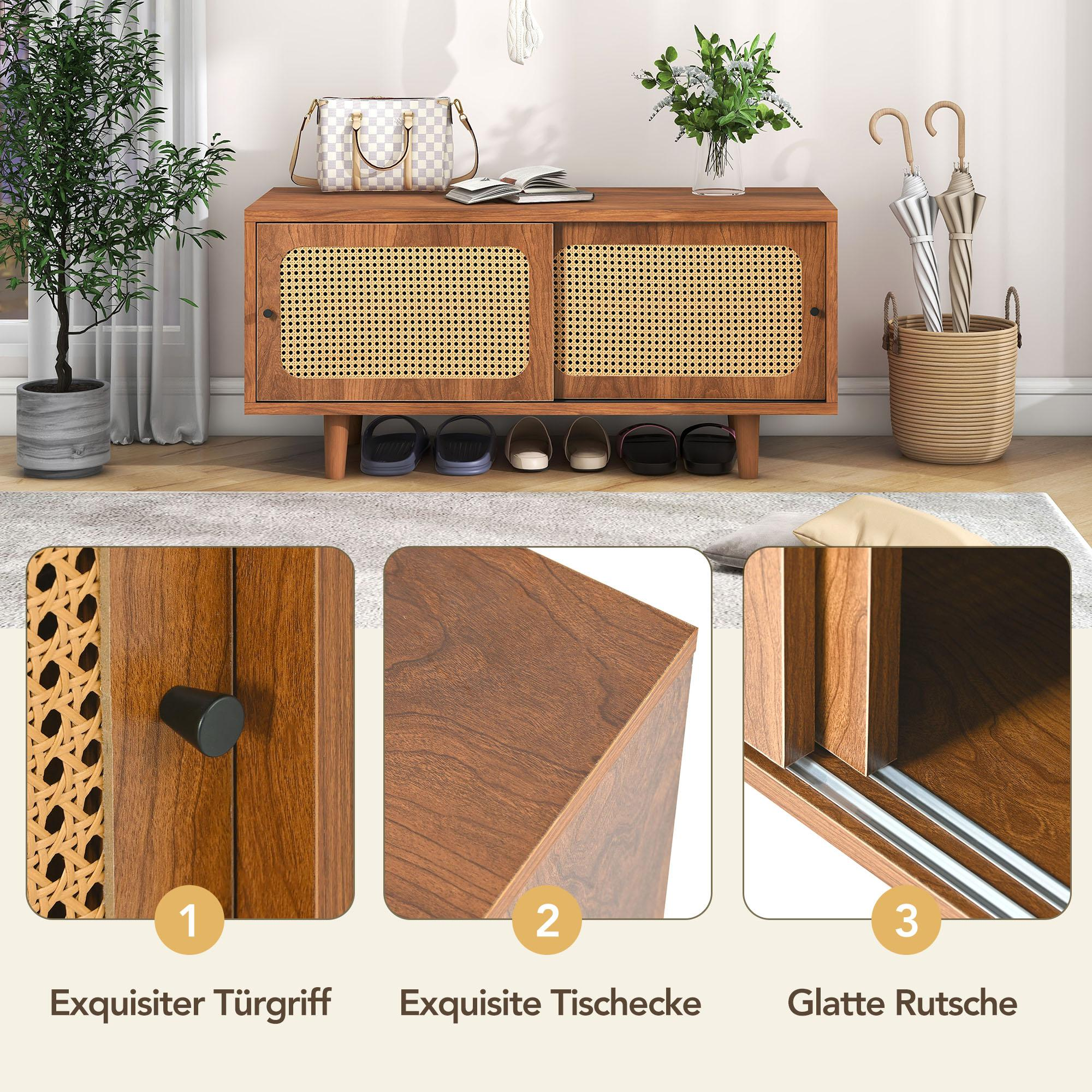 Ein Holzschrank mit gewebten Türverkleidungen, eine Handtasche, Pflanzen, Regenschirme und Schuhe in einem Raum.