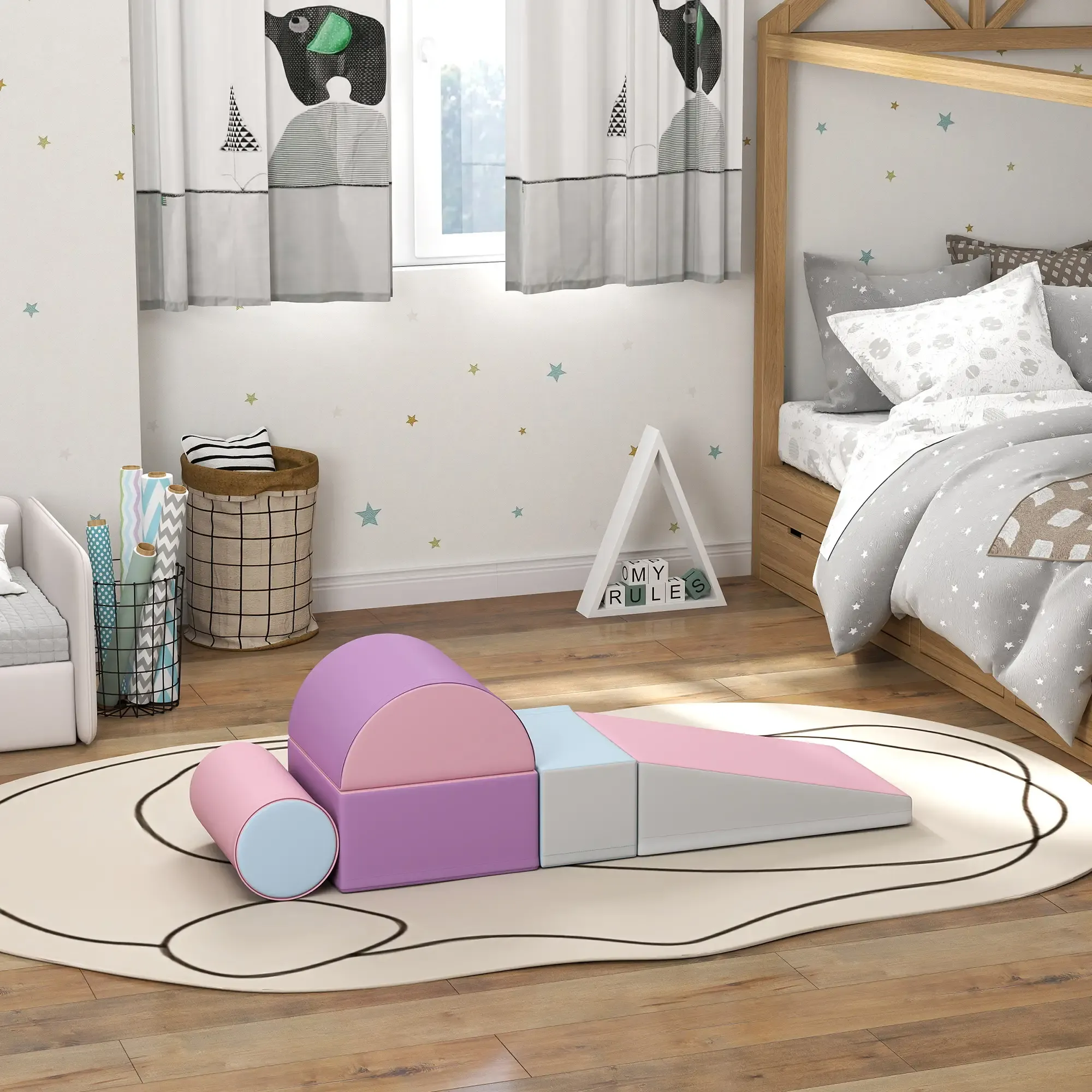 Ein Kinderspielzimmer mit Spielzeug auf einem Teppich, einem Bett, Vorhängen und einem Korb.