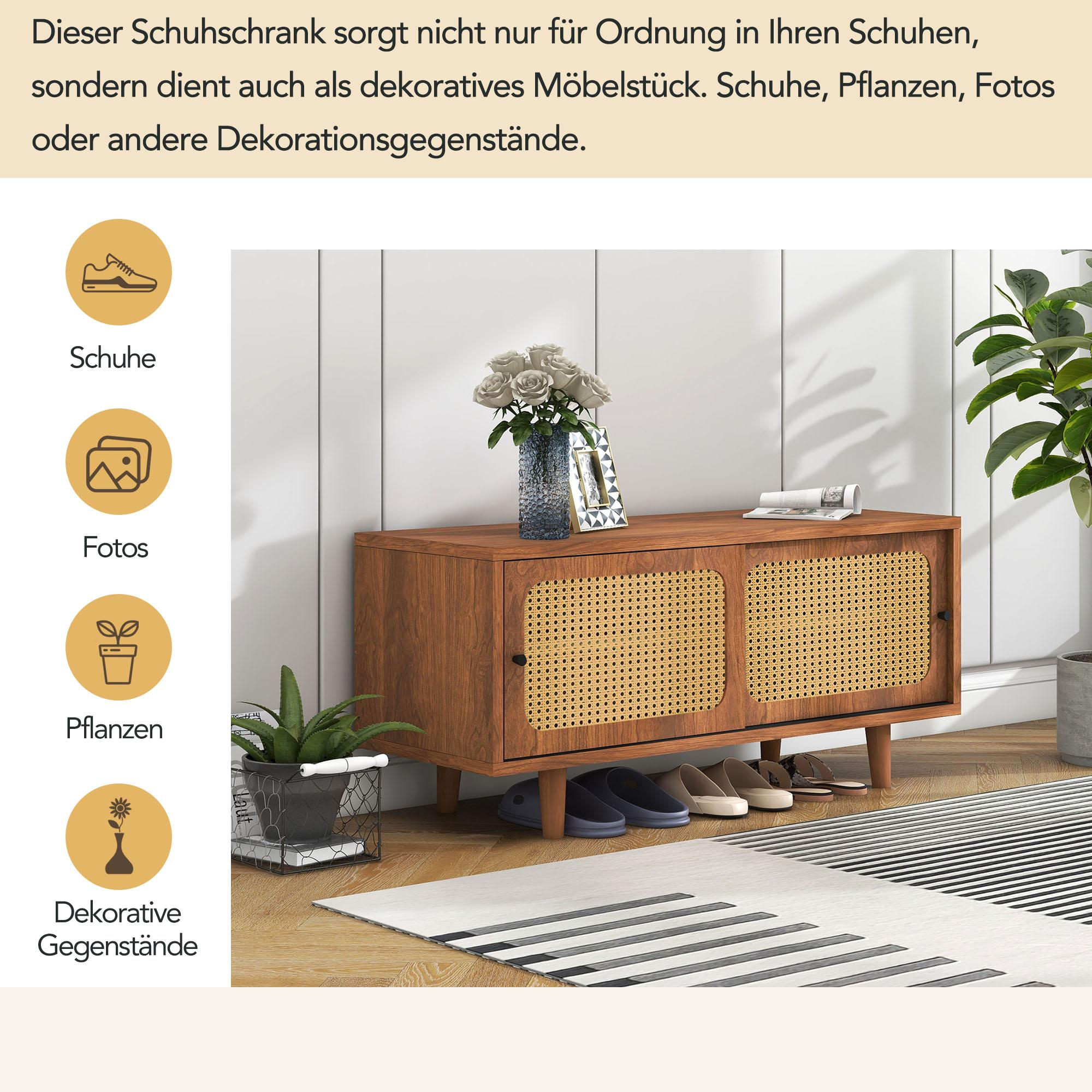 Ein Holzschuhschrank mit gewebten Türen, der Schuhe und Dekoration enthält. Ein Teppich und Pflanzen sind im Bild.