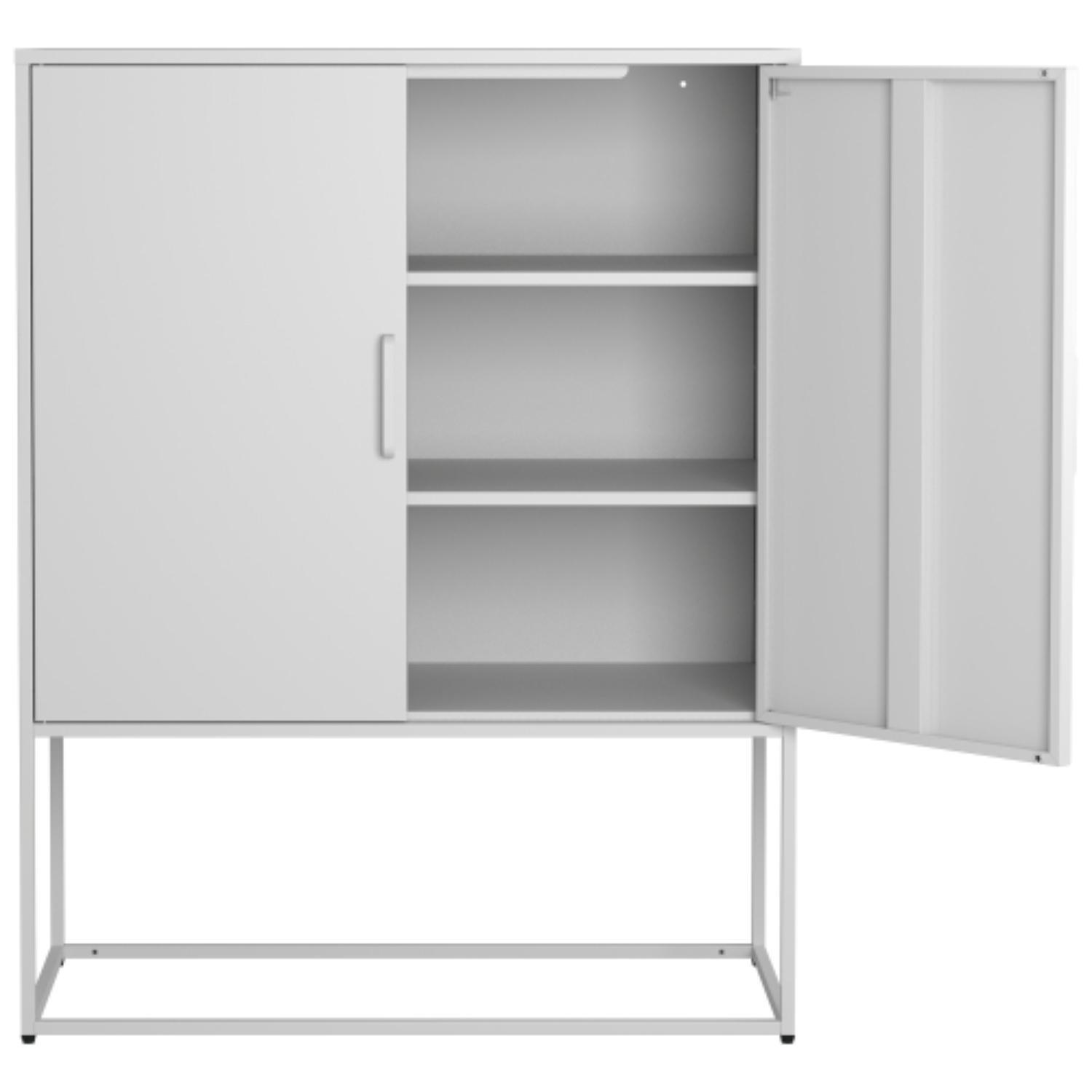 Weißer Schrank mit einer geöffneten Tür. Im Inneren befinden sich Regale. Der Schrank steht auf einem Metallrahmen. Der Hintergrund ist schlicht weiß.