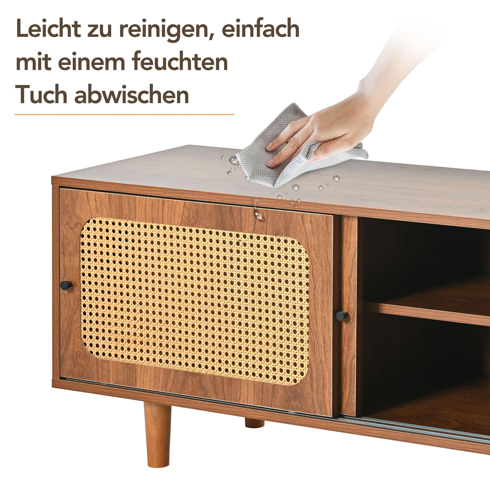 Eine Hand wischt einen Holzschrank mit einem Tuch ab. Der Schrank hat eine gewebte Tür und Holzbeine.