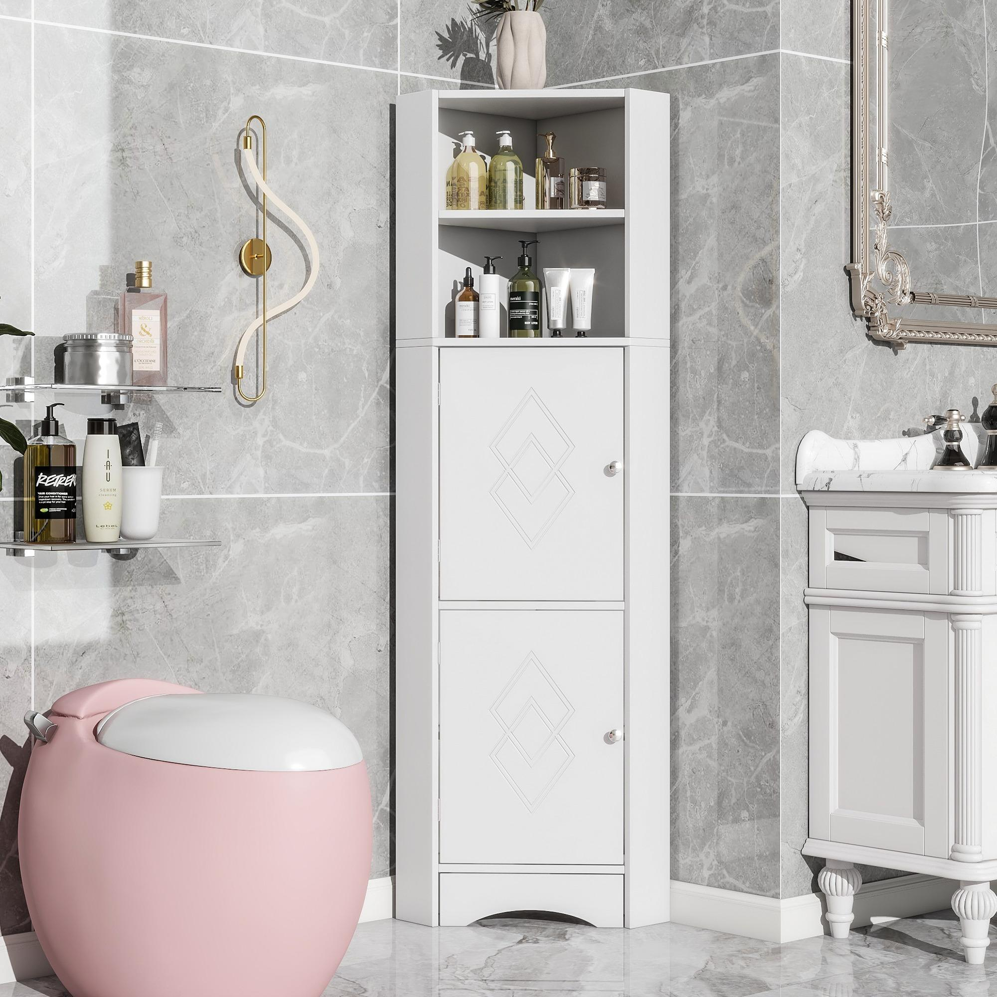 Ein Badezimmer mit rosa Toilette, weißem Schrank und marmorähnlichen Fliesen. Regale halten Toilettenartikel und Dekor.