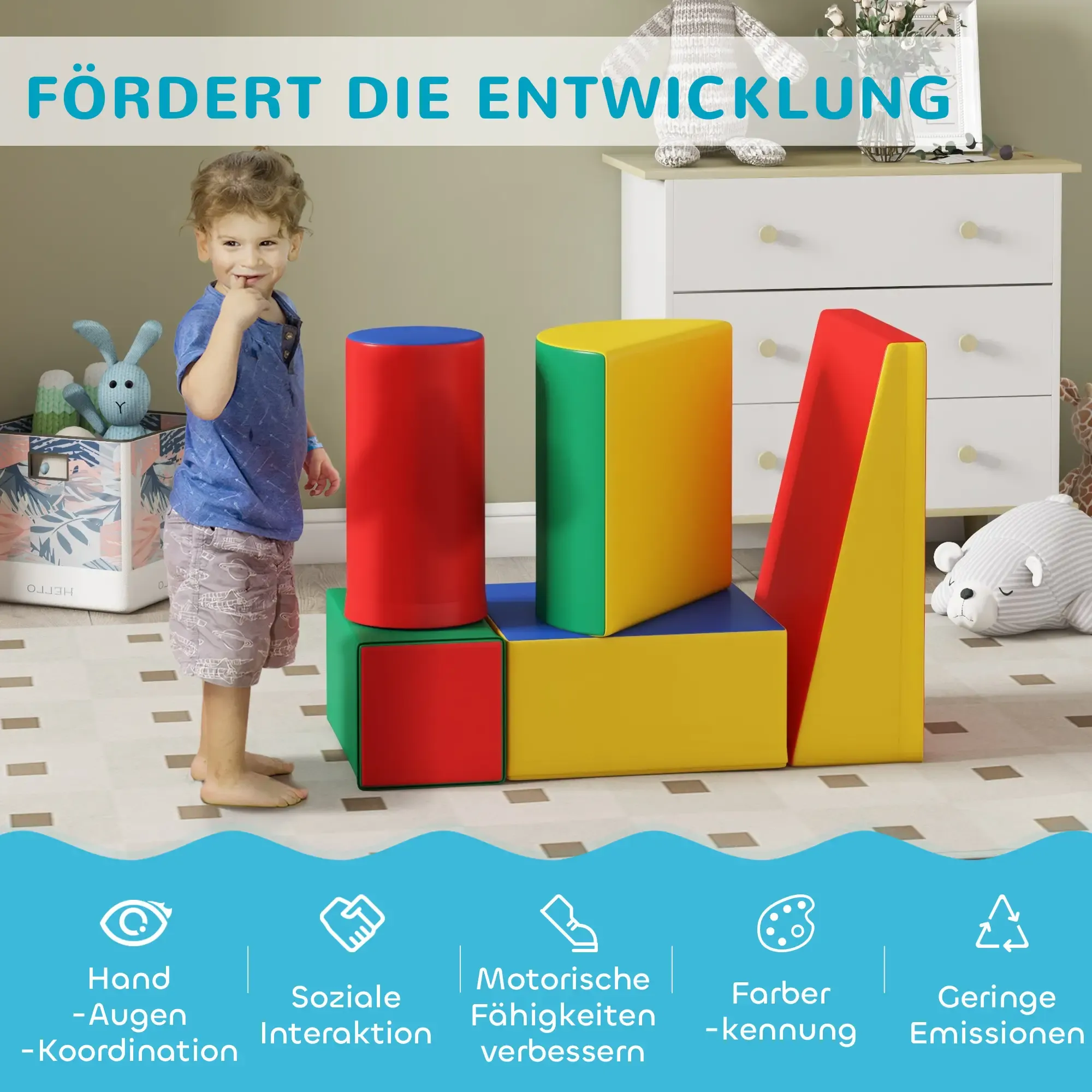 Ein Kind steht in der Nähe von bunten Blöcken. Im Hintergrund befinden sich eine Kiste mit einem Hasen und ein Spielzeugbär. Text sagt 'FÖRDERT DIE ENTWICKLUNG'.