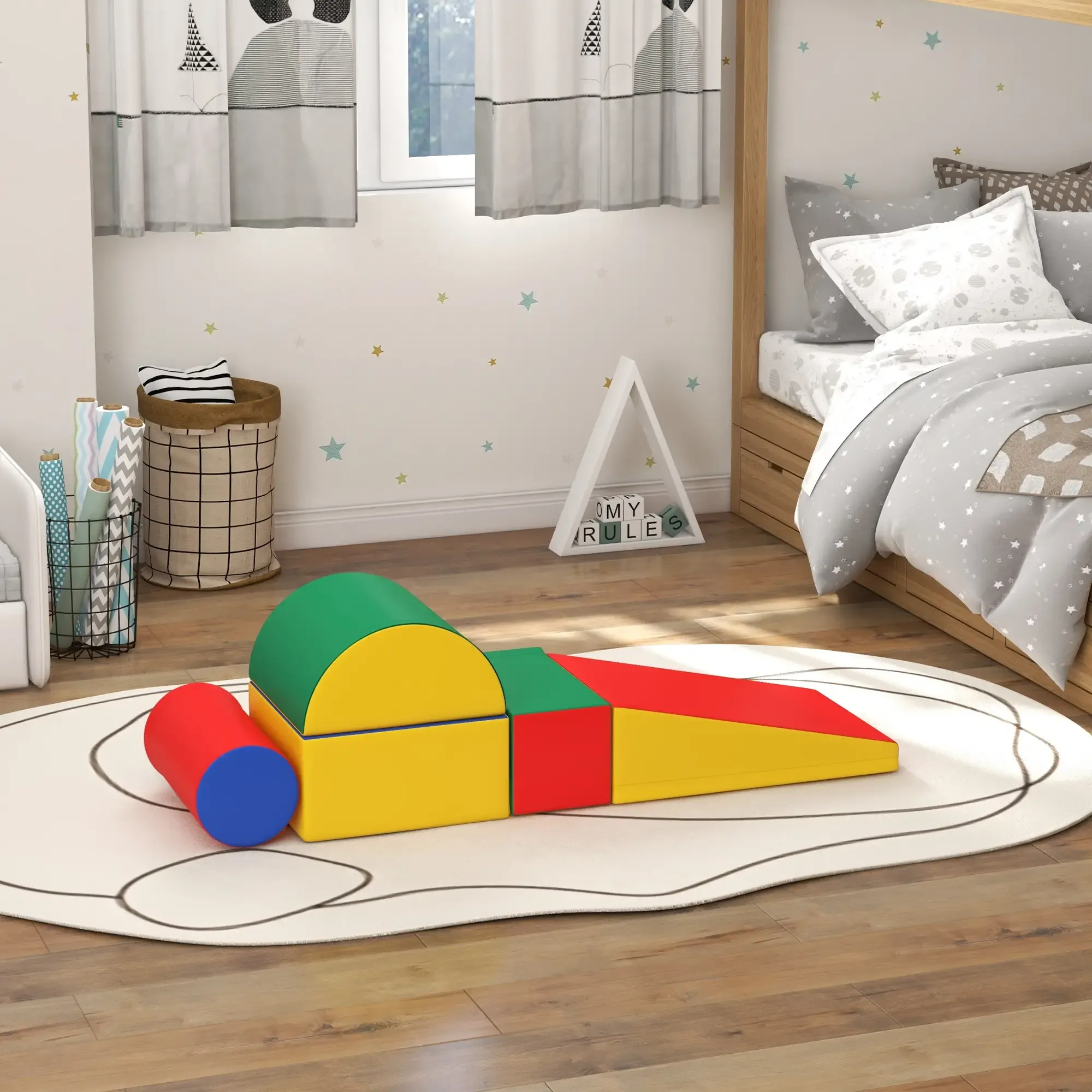 Ein Kinderspielbereich mit bunten Schaumstoffblöcken auf einem Teppich. Im Hintergrund ein Bett. Vorhänge und Stern-Wandaufkleber.