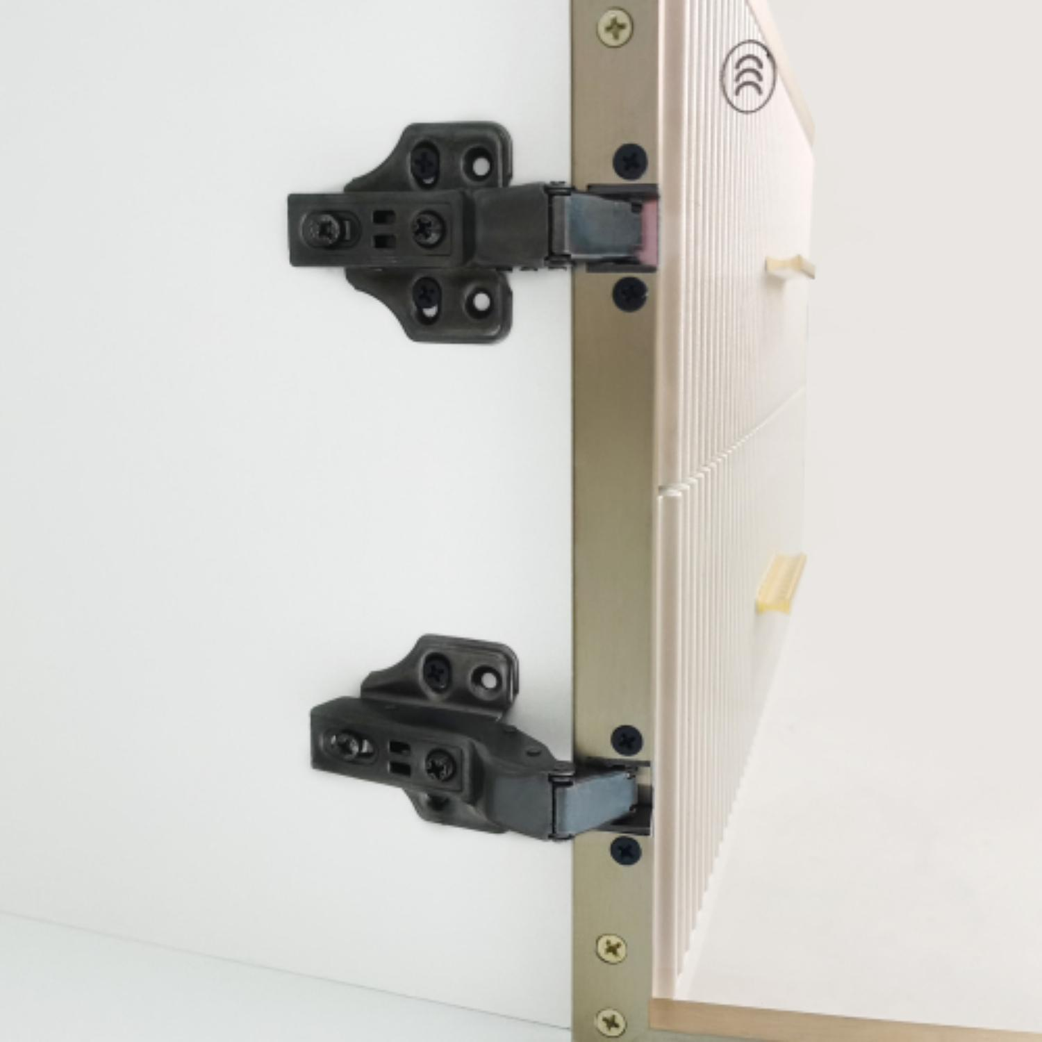 Nahaufnahme von Schrank Scharnieren. Schwarze Metallscharniere sind an einer weißen Schranktür und einem hellbeige Schrankrahmen befestigt.
