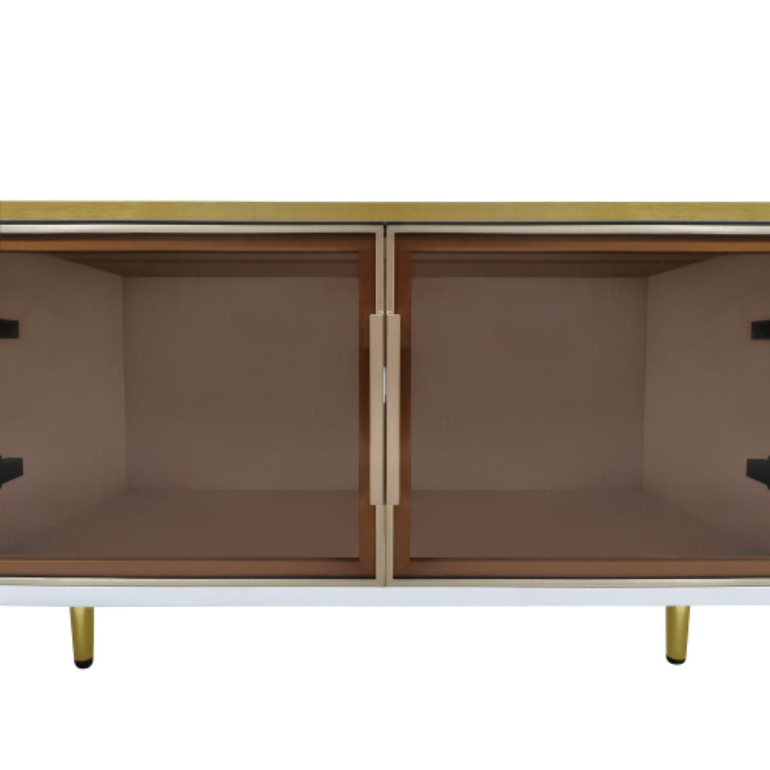 Ein weißer Schrank mit goldenen Zierleisten und Beinen. Er hat Glastüren mit brauner Tönung und ein leeres Innere.