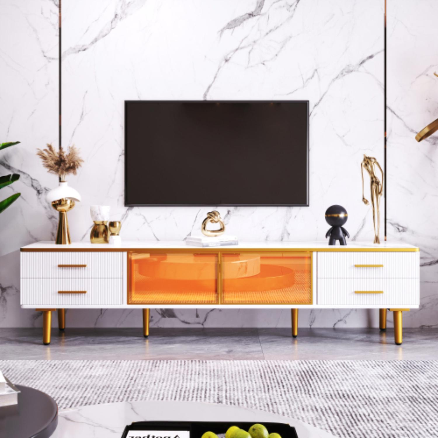 Modernes Wohnzimmer mit weißem Schrank, TV und Marmorwand. Goldakzente und Dekorationsartikel sind sichtbar.