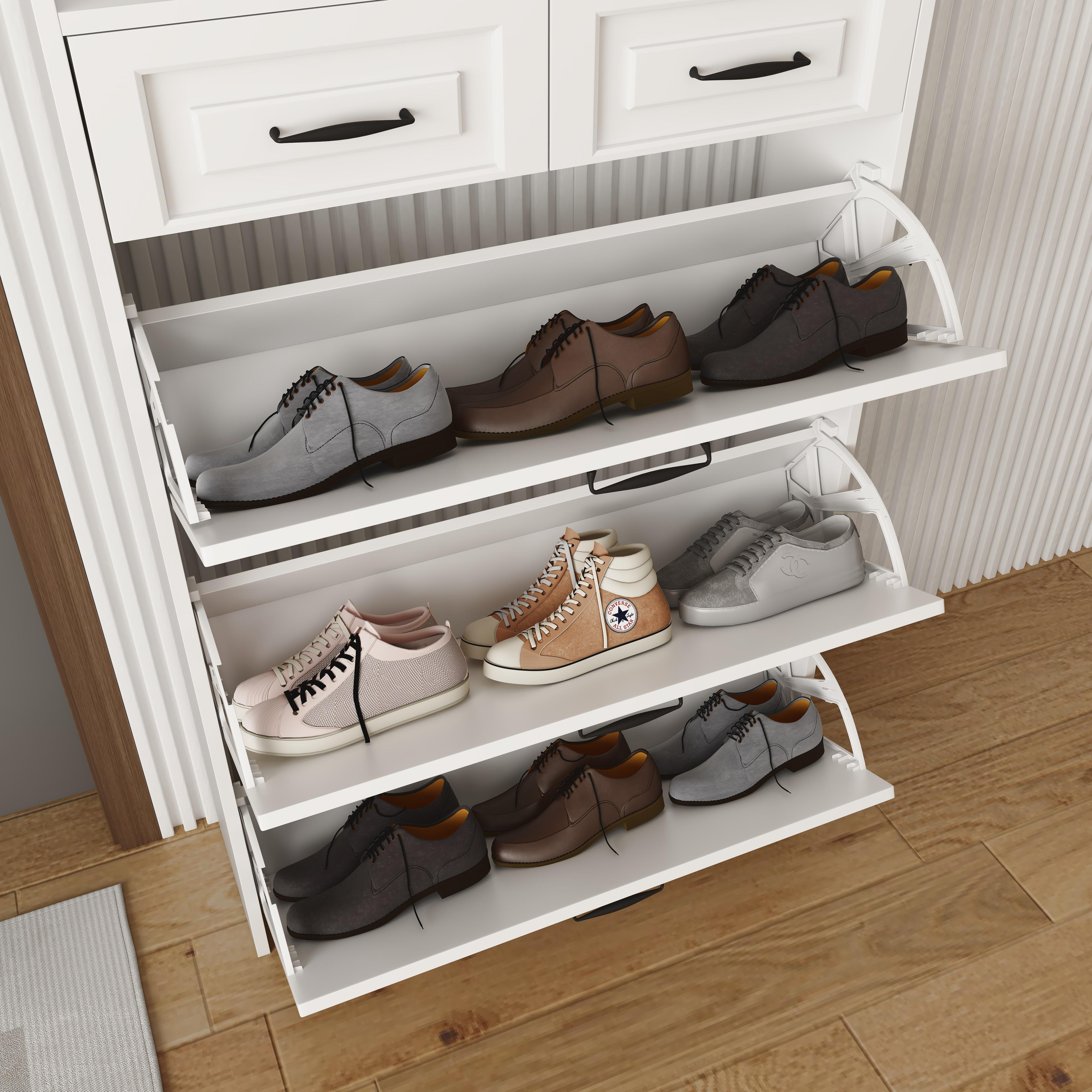 Ein weißer Schuhschrank mit mehreren Regalen, die verschiedene Schuhe halten, darunter Turnschuhe und Anzugschuhe. Holzboden.