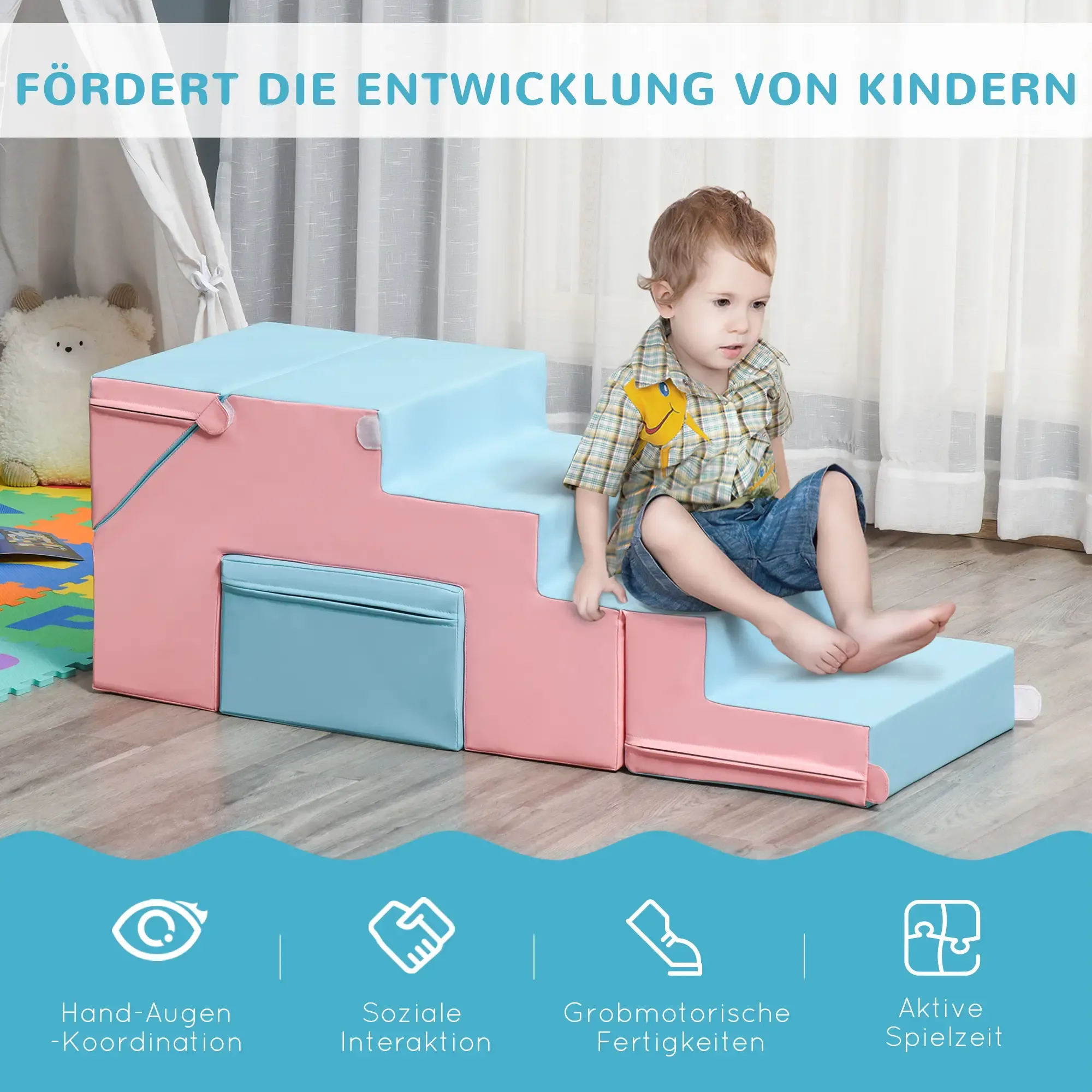 Ein Kind sitzt auf einer rosa-blauen Schaumstoff-Spielstruktur. Im Hintergrund ein Zelt, Vorhänge und ein Stofftier.