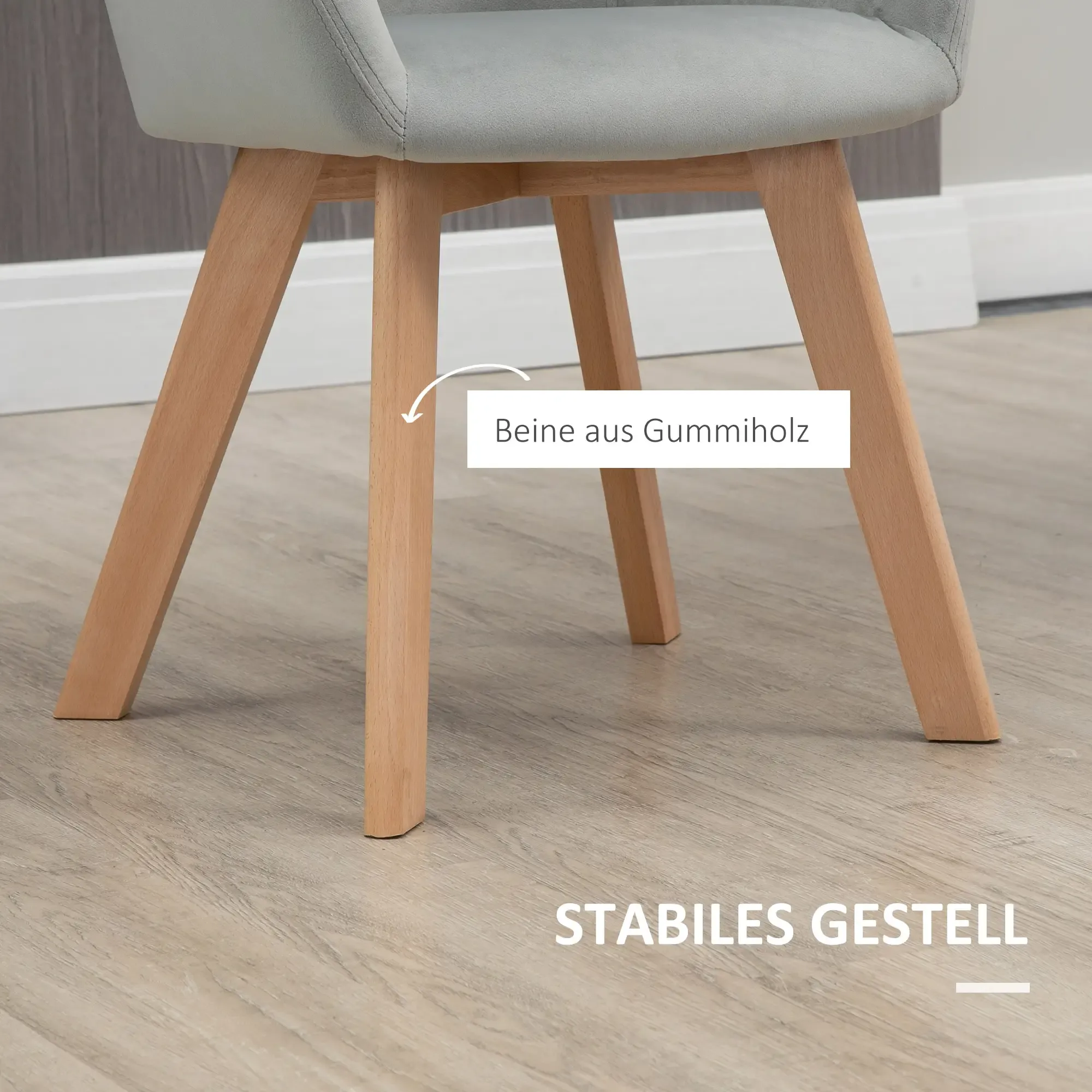 Ein Stuhl mit hellgrauem Sitz und Holzbeinen. Die Beine sind aus Gummibaumholz. Der Boden ist helles Holz.