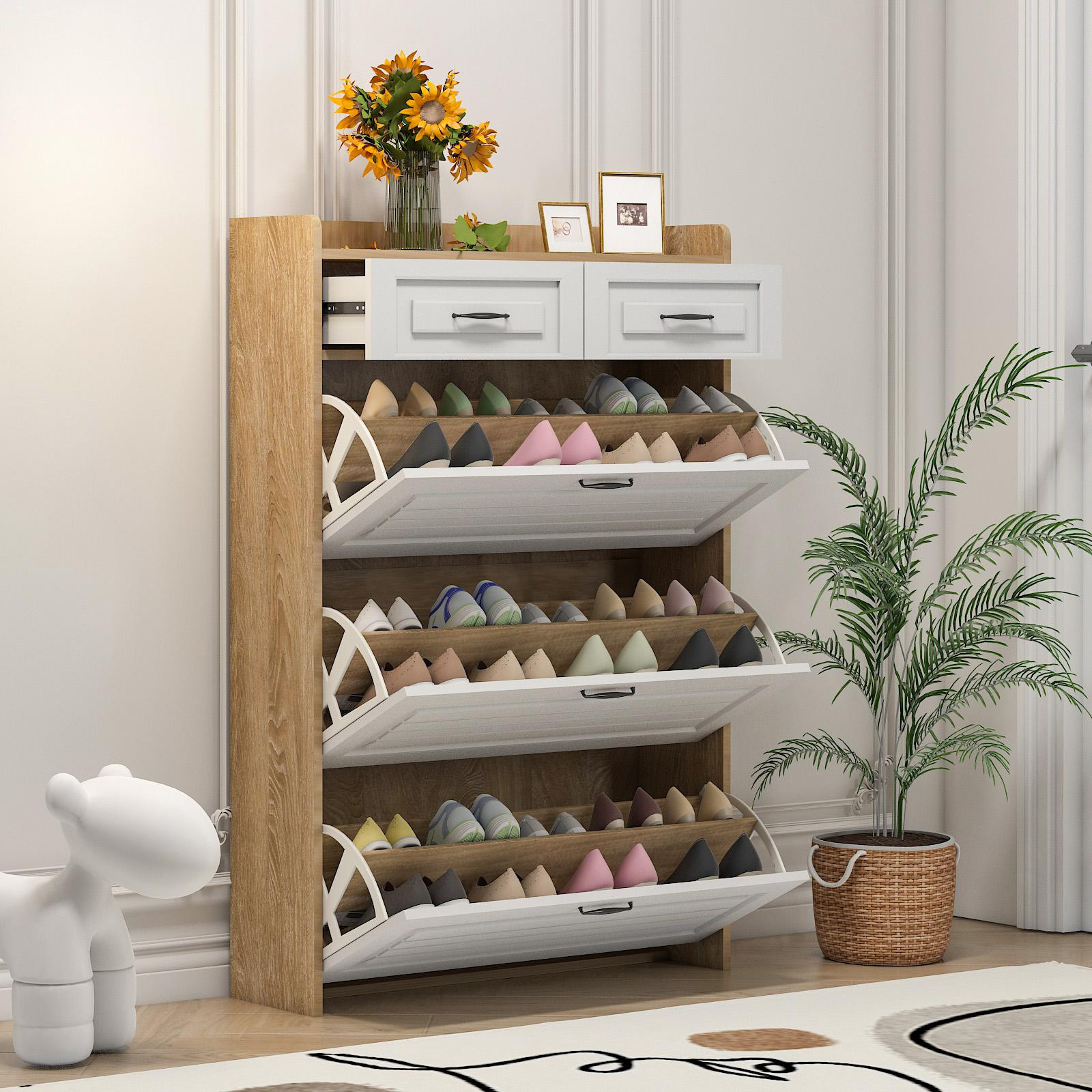 Ein Schuhschrank mit offenen Türen voller Schuhe. Sonnenblumen stehen oben. Eine Pflanze und eine weiße Bärenstatue befinden sich an der Seite.