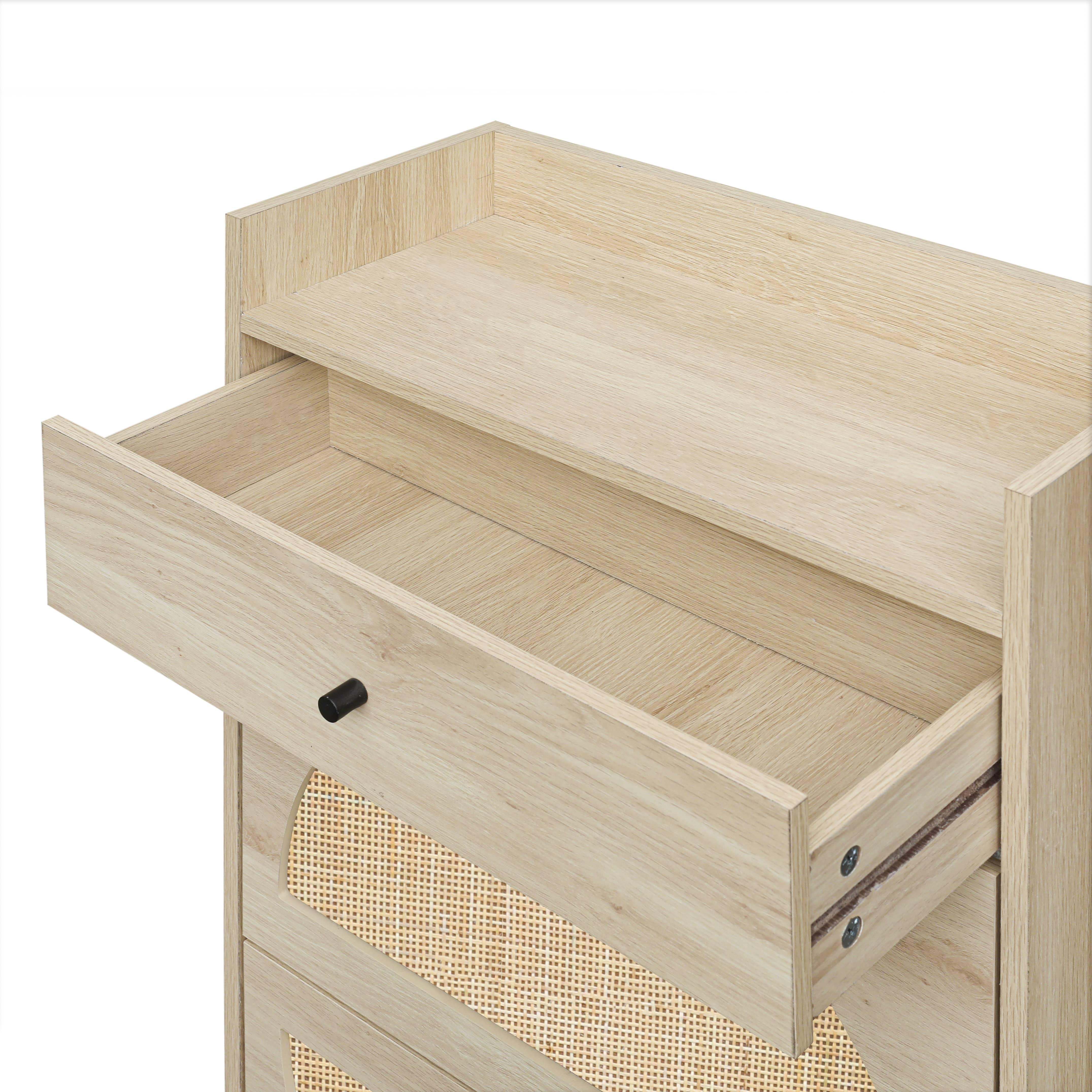 Ein leichter Holzschrank mit offener Schublade. Die Schublade hat einen schwarzen Griff. Der Schrank hat ein Webmuster.