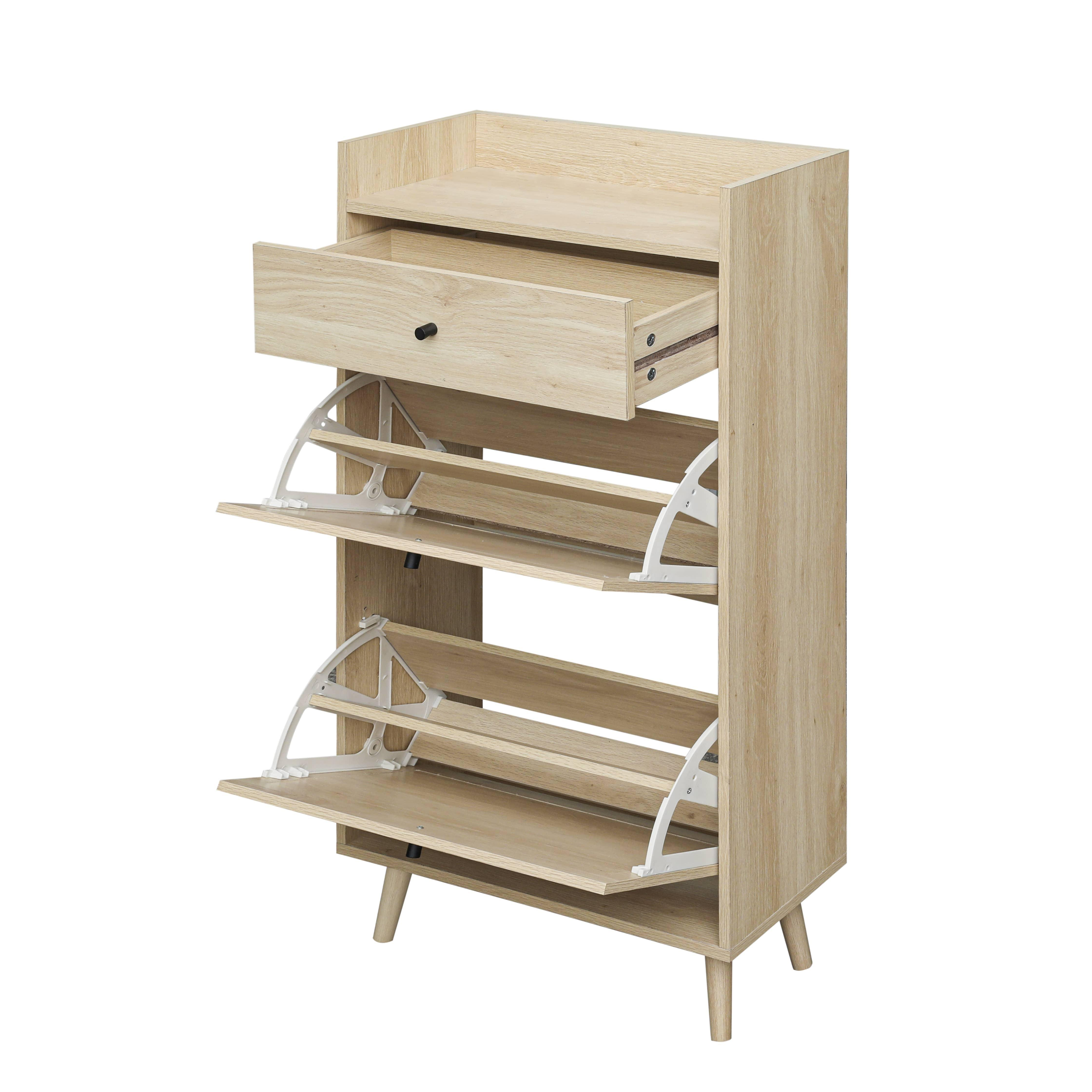 Schuhschrank aus Holz mit Schublade und Regalen. Die Schublade ist geöffnet. Der Schrank ist hellbraun und hat weiße Stützen.