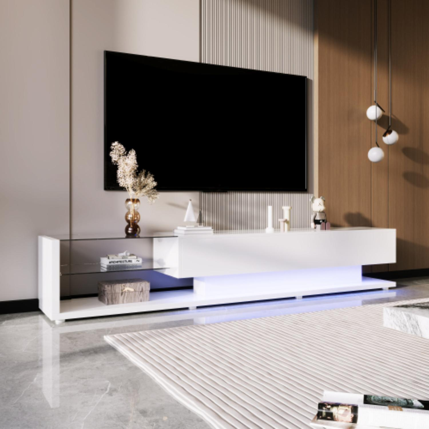 Ein modernes Wohnzimmer mit einem weißen TV-Ständer, einem großen schwarzen Fernseher und einem weißen Teppich. Der Hintergrund besteht aus Holzpaneelen.