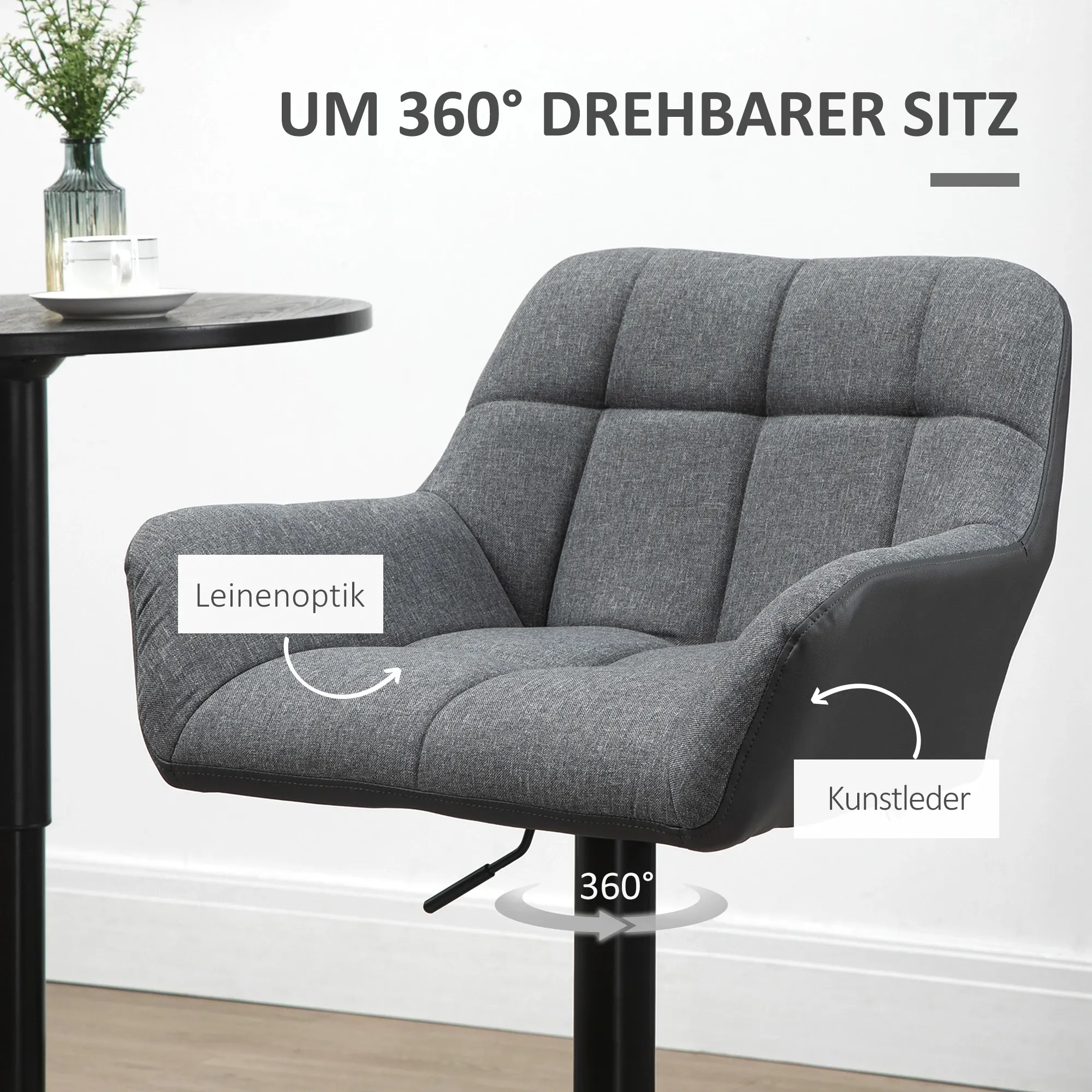 Ein grauer Drehstuhl mit schwarzem Sockel. Links ein Tisch und eine Vase mit Blumen.