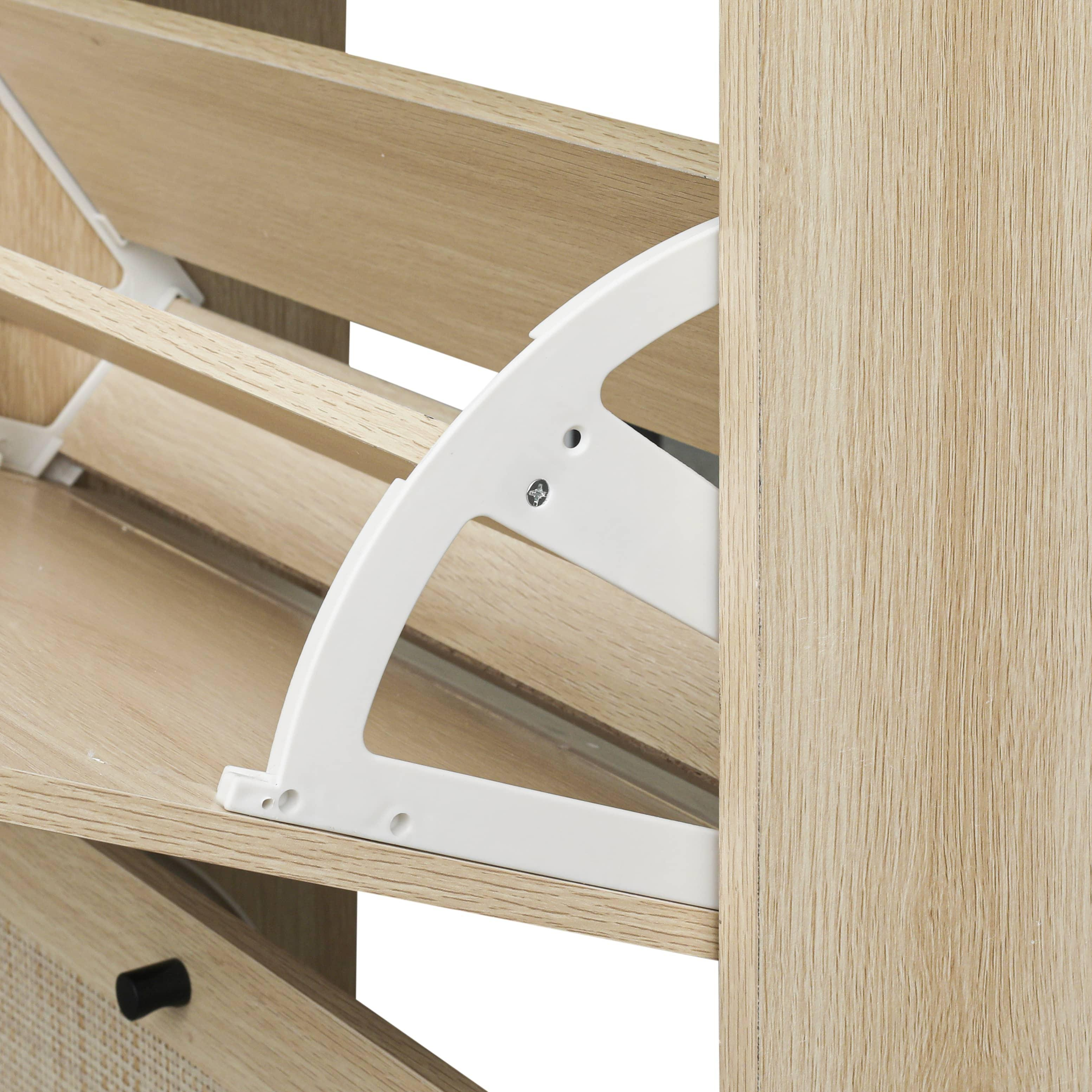 Nahaufnahme eines Holzschranks mit weißen Stützen. Der Schrank ist hellbraun mit schwarzem Griff.