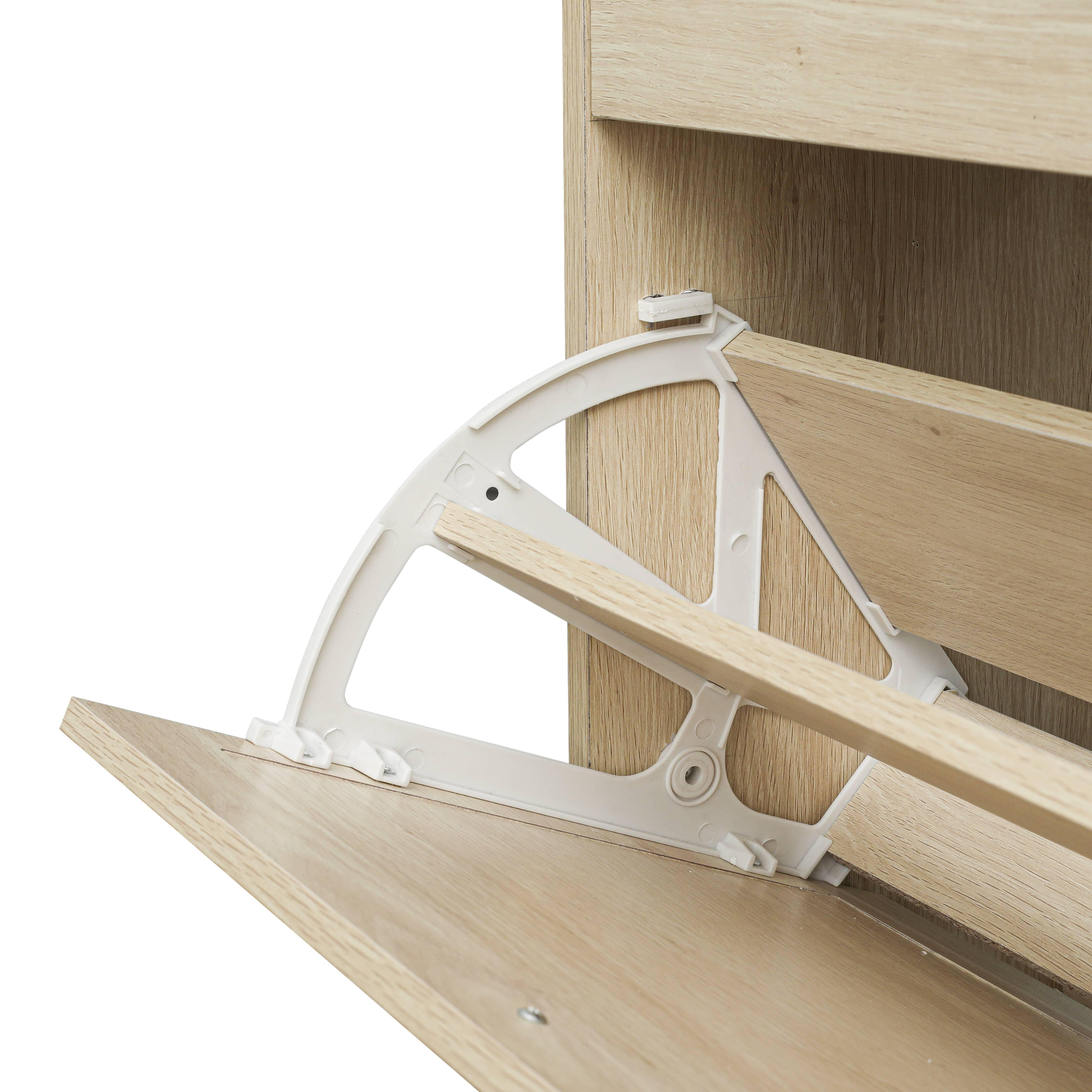 Schuhschrankmechanismus. Beige Holzplatten mit weißem Kunststoffscharniersystem, offen und geschlossen, vor weißem Hintergrund.