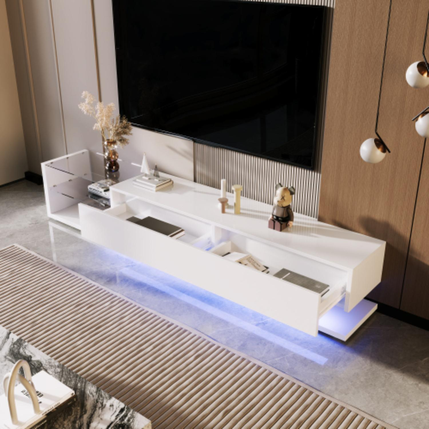 Moderner weißer TV-Ständer mit offener Schublade, schwarzem Fernseher und Dekorationsartikeln. Blaue LED-Beleuchtung.