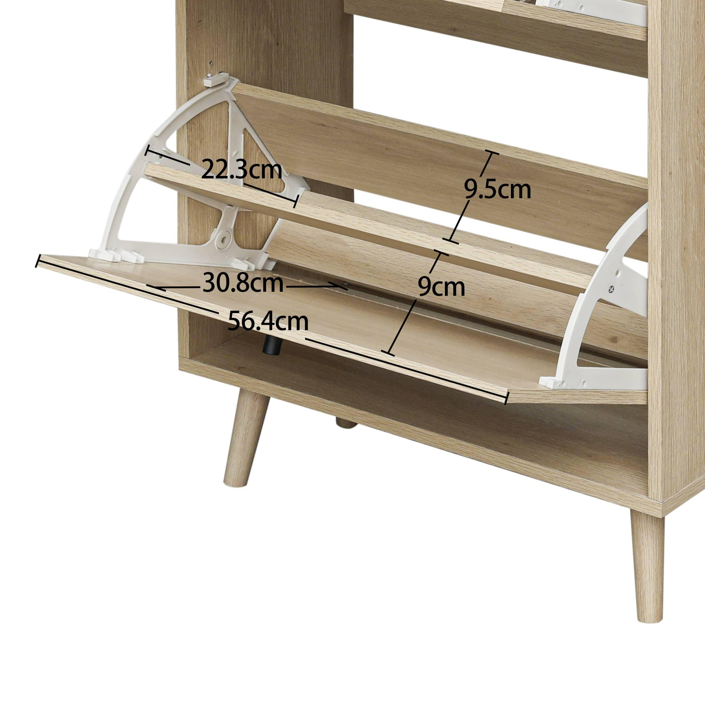 Schuhschrank aus Holz mit offener Schublade, die Abmessungen zeigt. Merkmale sind weiße Stützen und abgewinkelte Beine.
