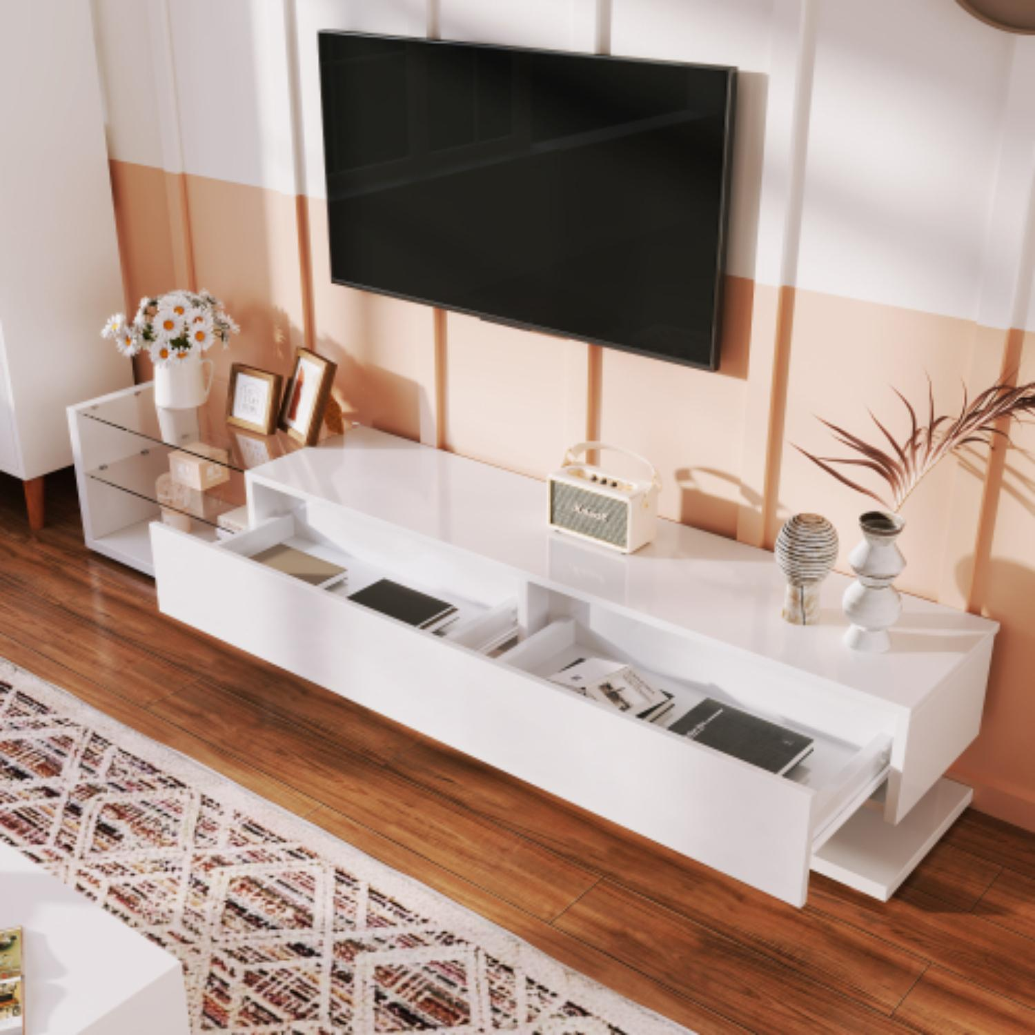 Ein modernes Wohnzimmer mit weißem TV-Ständer, offenem Schubladen, montiertem Fernseher und Dekorationsartikeln. Ein gemusterter Teppich davor.
