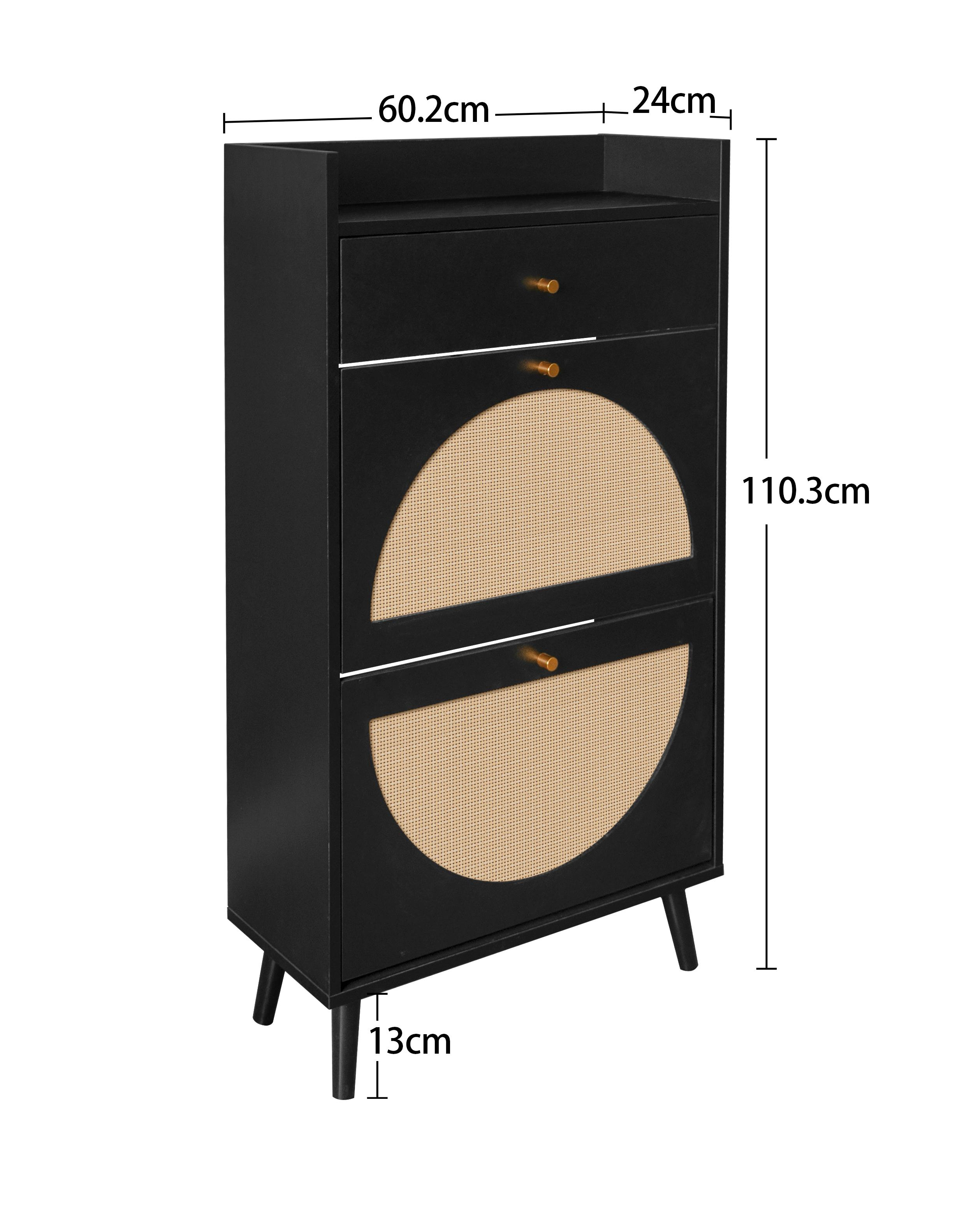 Schwarzer Schrank mit Schubladen, goldenen Griffen und gewebten Rattanplatten. Maße sind in Zentimetern angegeben.