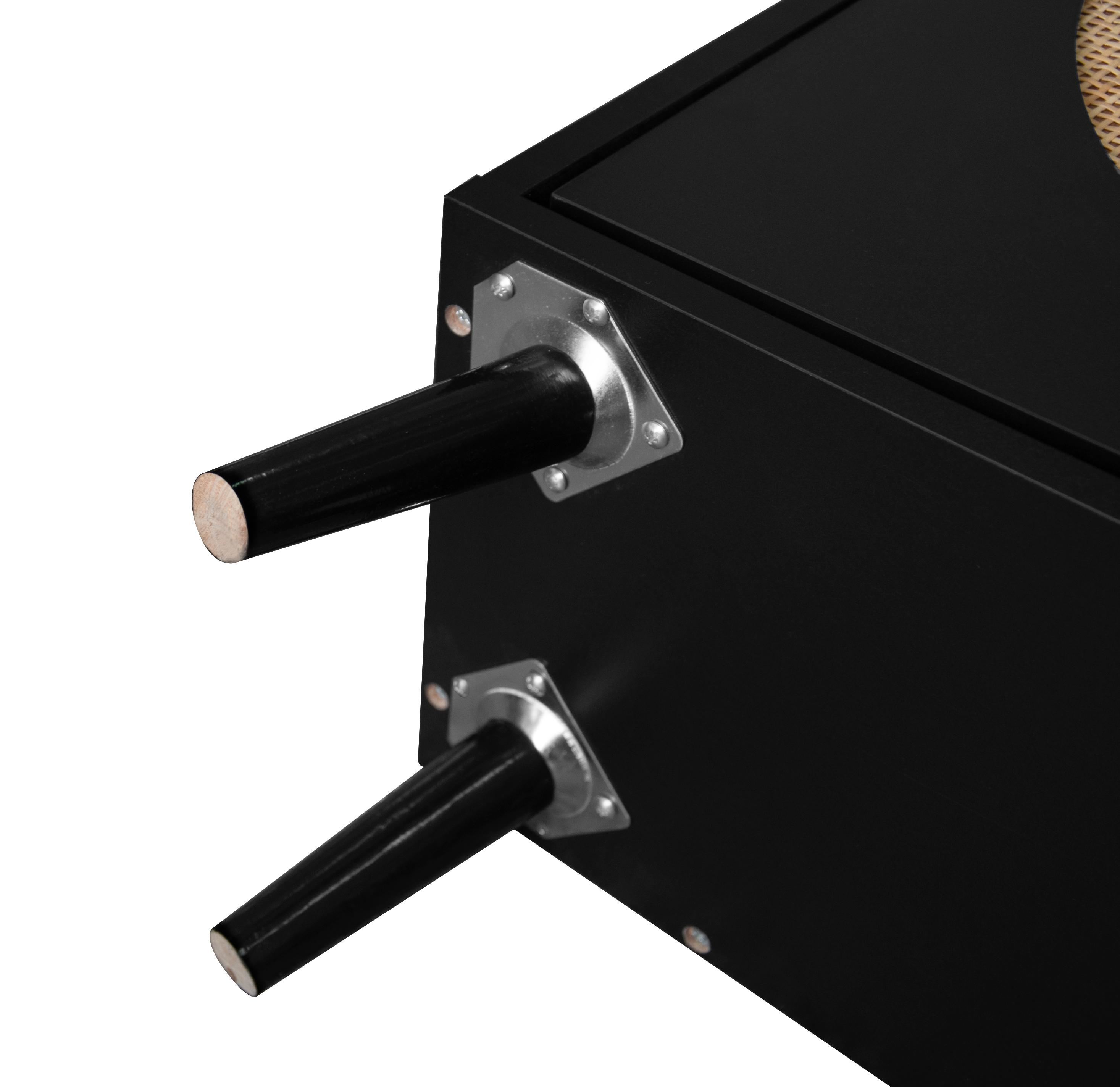 Schwarze Tischkante mit zwei Beinen. Die Beine sind schwarz mit silbernen Platten und Holz an der Unterseite.