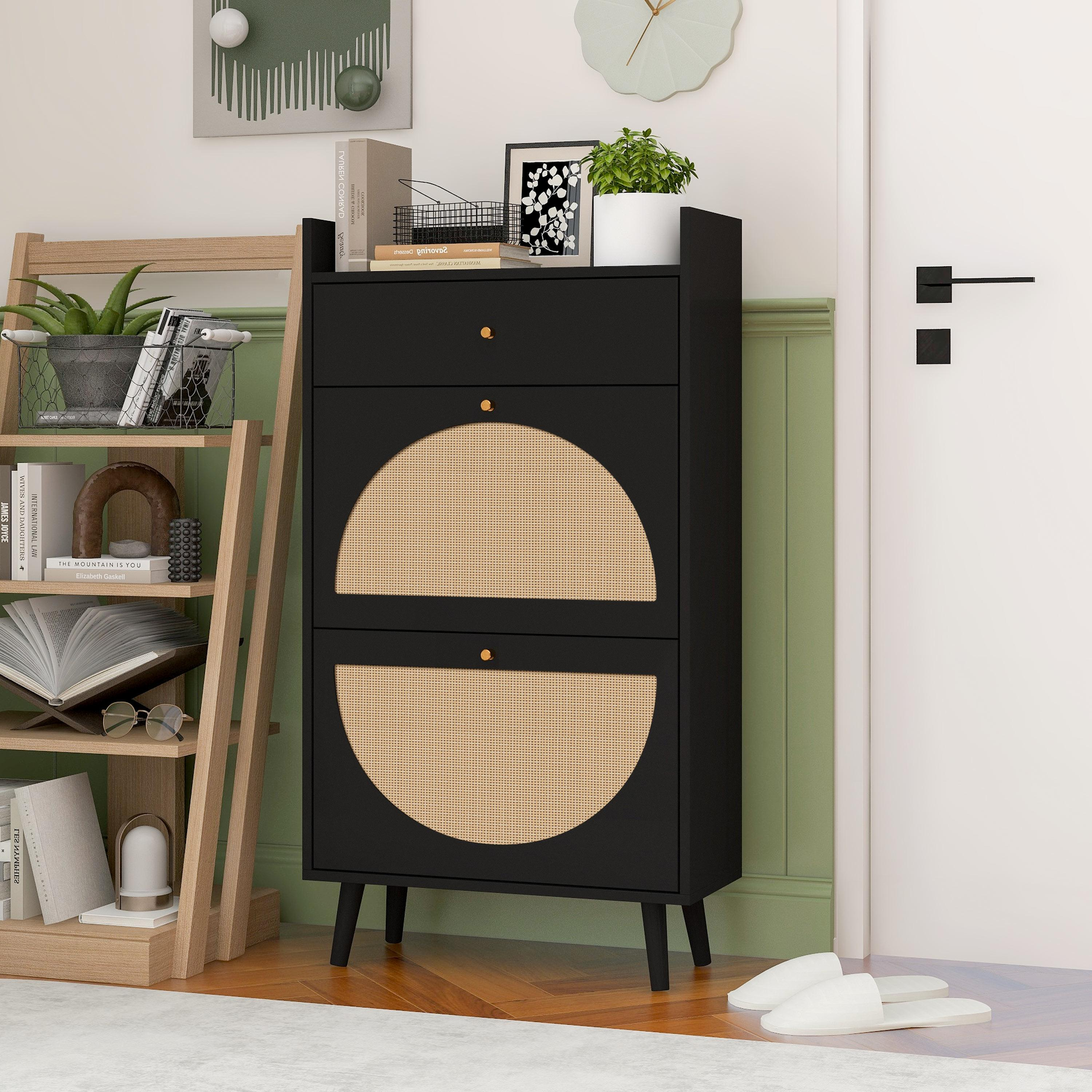 Ein schwarzer Schrank mit gewebten Details, ein Bücherregal aus Holz und eine Tür mit Hausschuhen.
