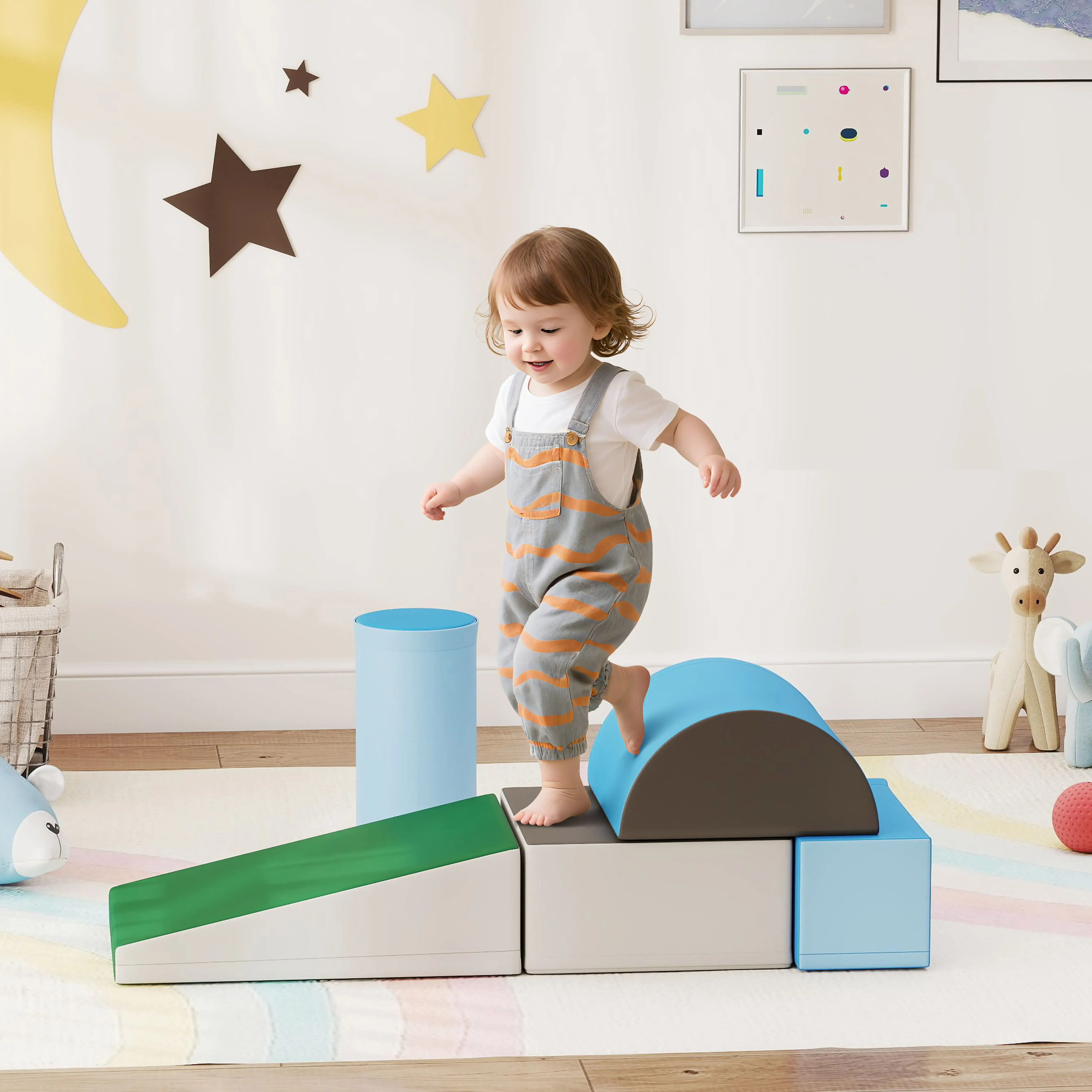 Ein Kleinkind in Latzhosen steigt auf einen blauen Block. Im Hintergrund bunte Formen und Spielzeuge. Eine weiße Wand mit Sternen.
