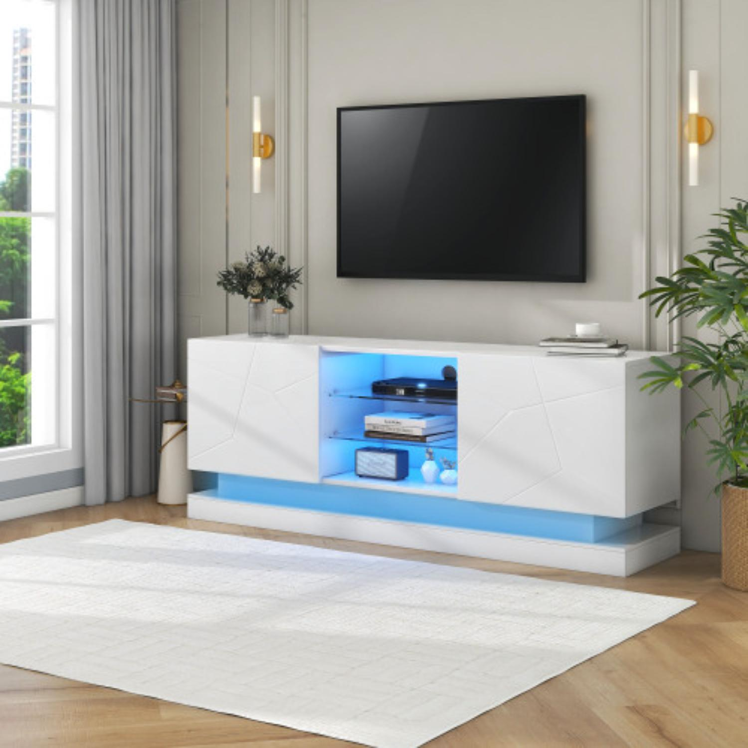Ein modernes Wohnzimmer mit einem weißen Fernsehständer, einem großen Fernseher und einem weißen Teppich. Eine Pflanze und ein Fenster sind ebenfalls sichtbar.