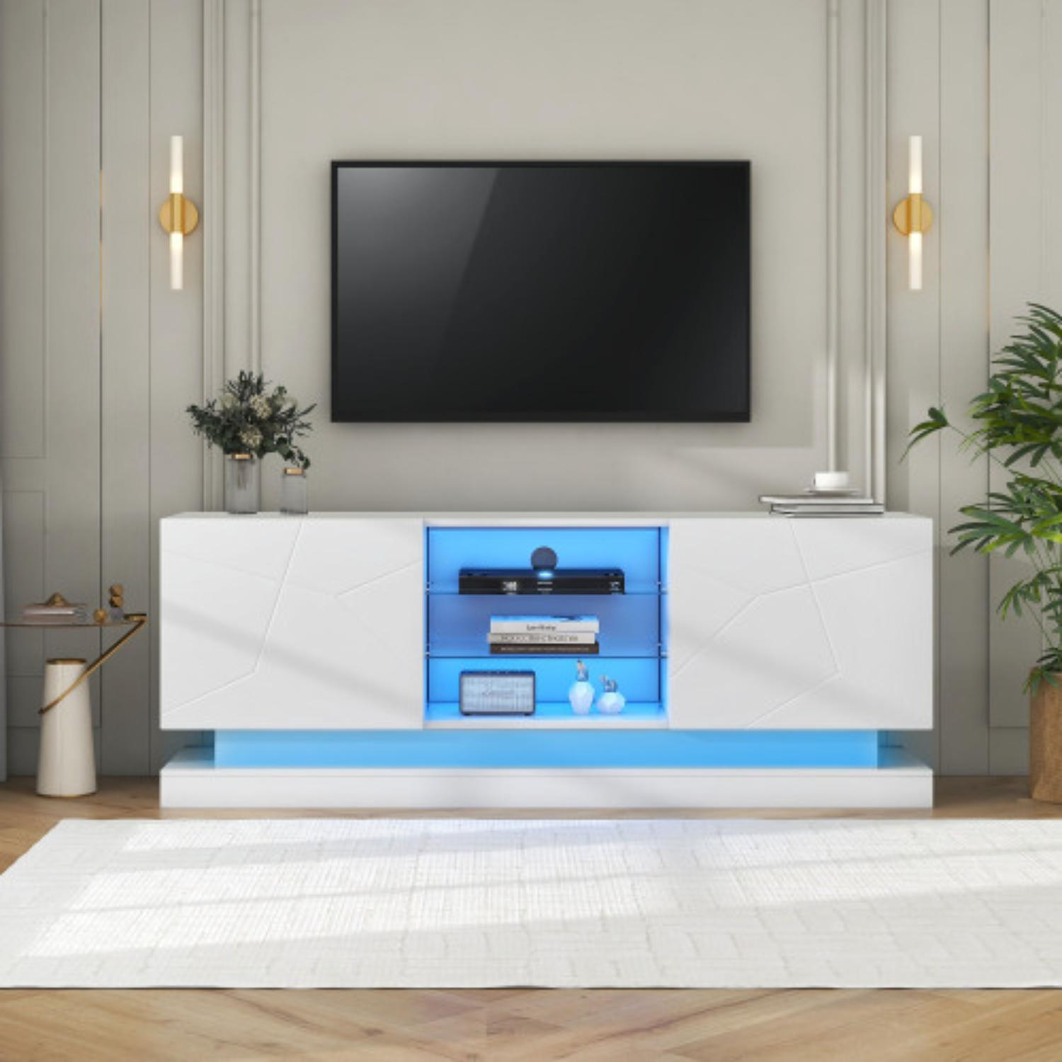 Ein weißer TV-Ständer mit blauen Lichtern, ein schwarzer Fernseher und ein weißer Teppich auf einem Holzboden. Dekorative Pflanzen und goldene Lichter.