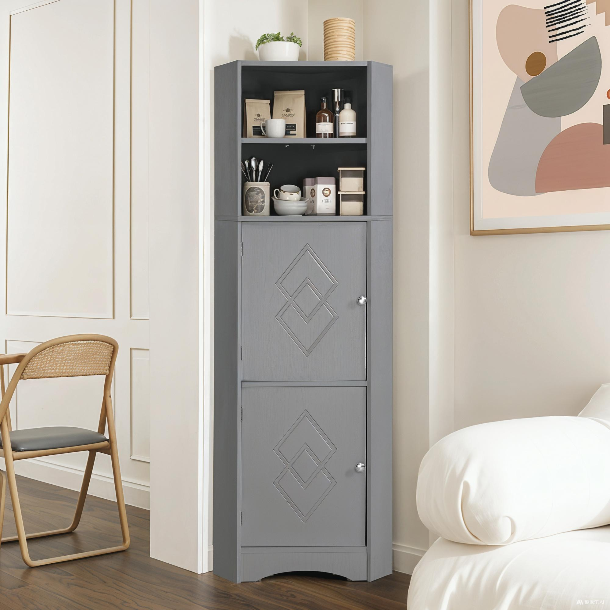 Grauer Eckschrank mit Gegenständen auf Regalen und Türen. Ein Holzstuhl und abstrakte Kunst sind in der Nähe. Rechts ist ein weißes Sofa.
