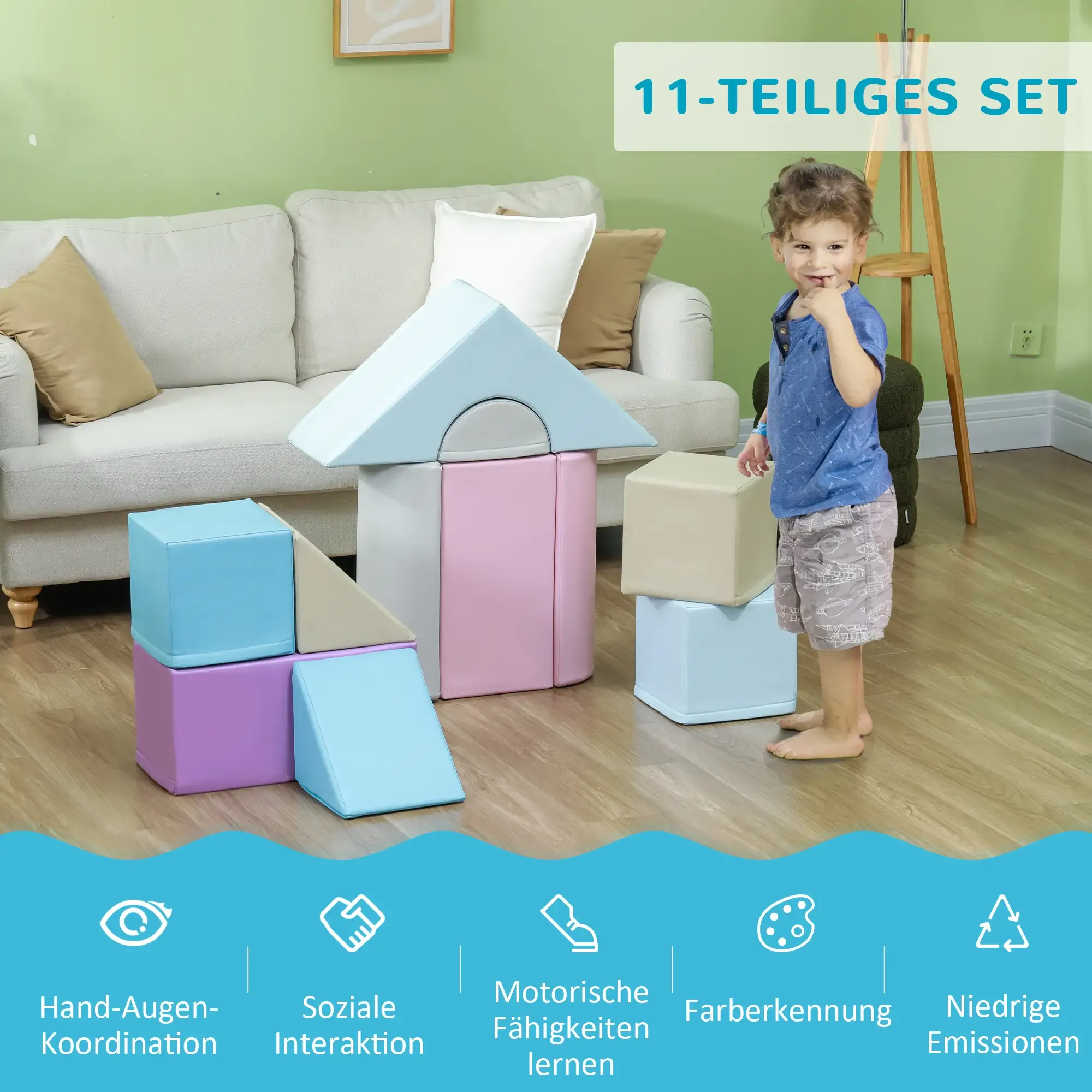 Ein Kind steht in der Nähe von bunten Schaumstoffbausteinen. Im Hintergrund sind ein Sofa und Text zu sehen. Die Blöcke haben verschiedene Farben.