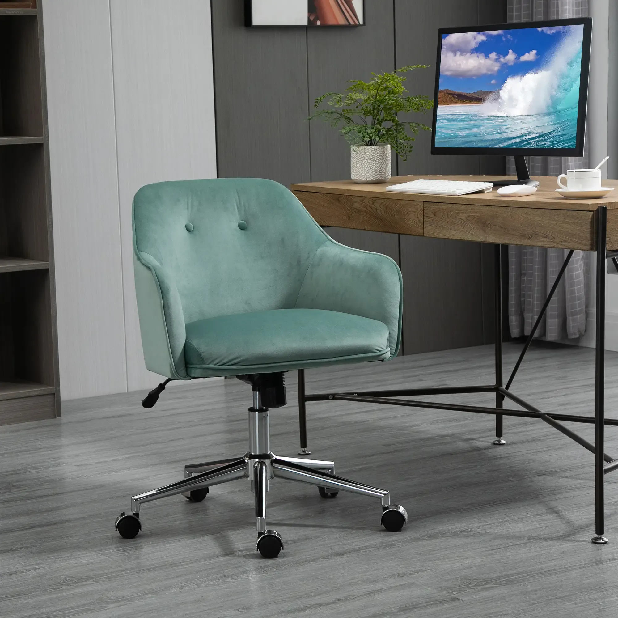 Ein tealfarbener Bürostuhl steht neben einem Schreibtisch mit Computer, Pflanze und Kaffeetasse. Der Hintergrund hat ein Bücherregal und eine Wand.