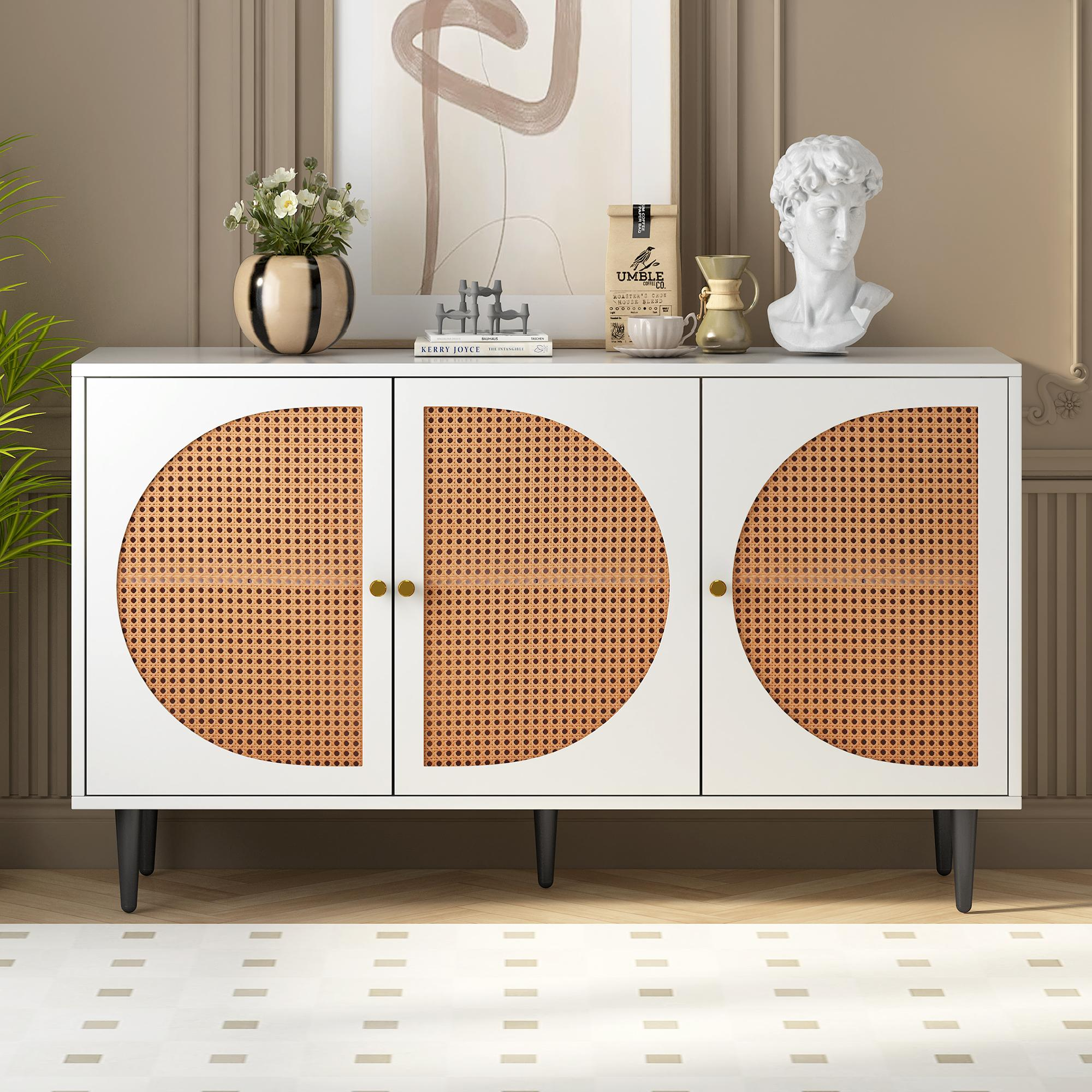 Weißer Schrank mit gewebten Türen, einer Vase und Kunst. Eine Büste, Kaffee und Bücher stehen oben. Heller Holz Hintergrund.