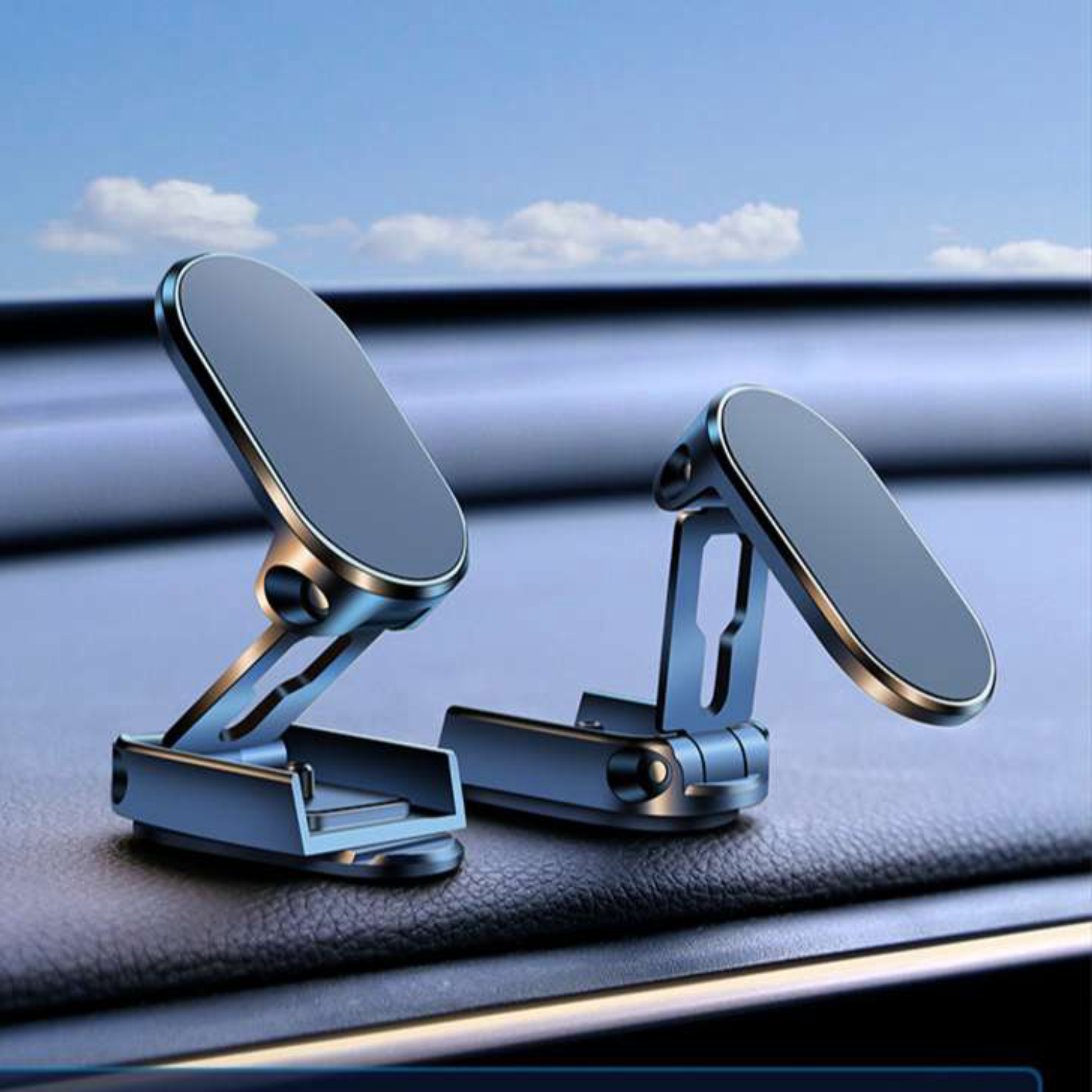 Zwei metallische Autotelefonhalter auf einem Armaturenbrett. Sie sind blau und haben eine magnetische Oberfläche. Der Hintergrund ist ein blauer Himmel mit Wolken.