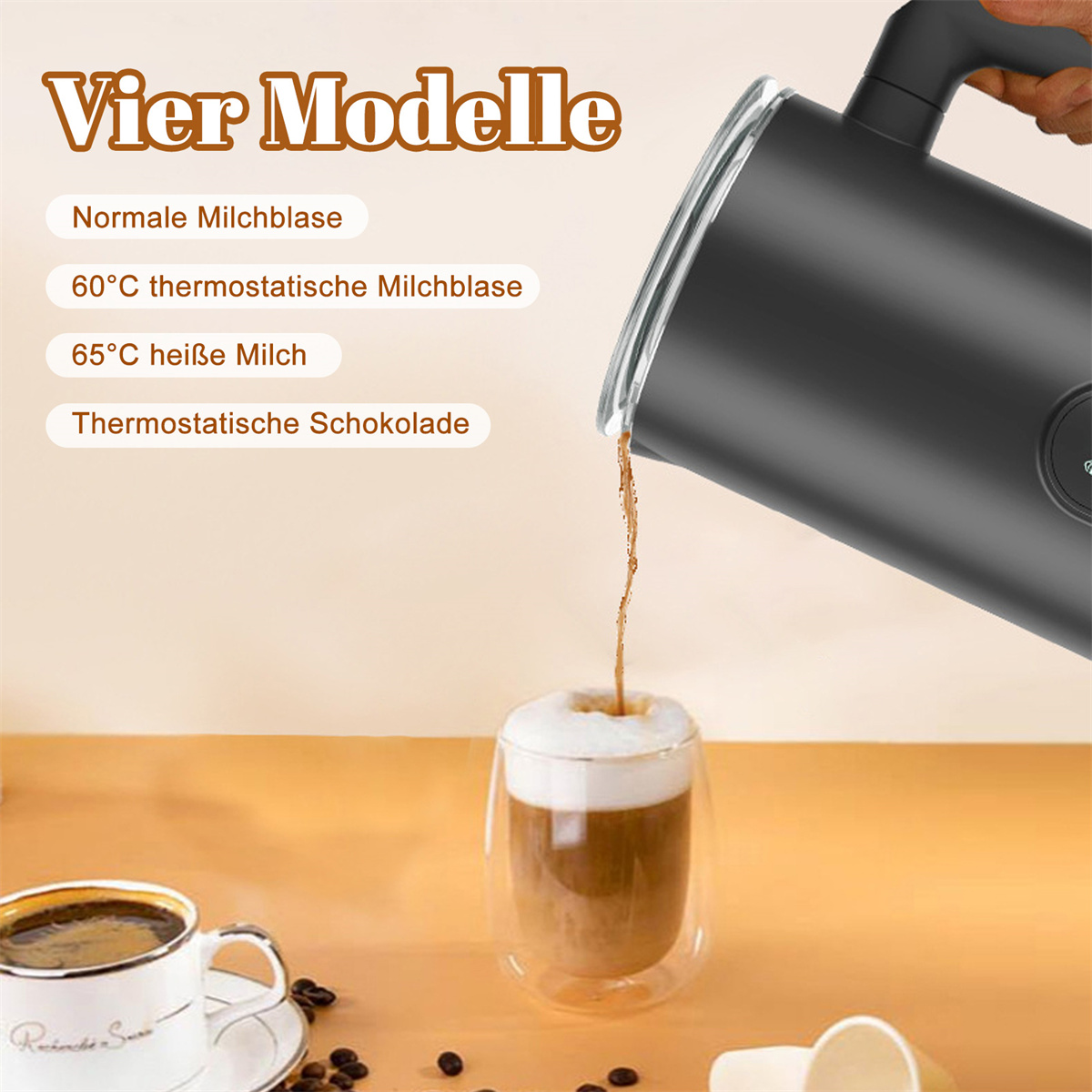 Ein schwarzer Milchaufschäumer gießt Flüssigkeit in ein Glas Kaffee mit Schaum. Links eine Tasse Kaffee und Bohnen, darüber Text.
