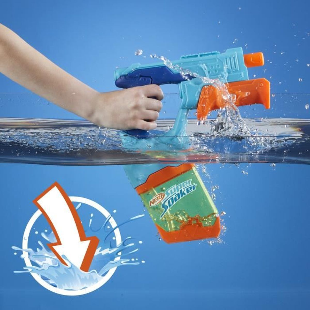Die Hand eines Kindes hält eine blaue und orangefarbene Wasserpistole im Wasser, die spritzt. Darunter befindet sich ein Behälter. Blauer Hintergrund mit einem weißen Pfeil.