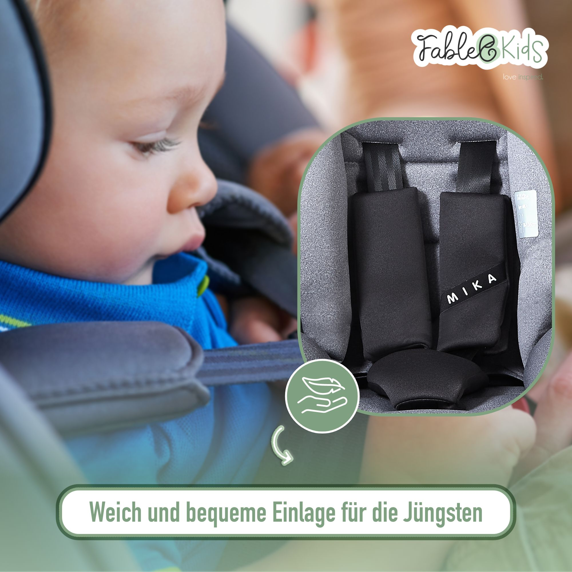 Ein Baby in einem Autositz mit schwarzen Gurten. Nahaufnahme des Gesichts des Babys und Details des Sitzes.
