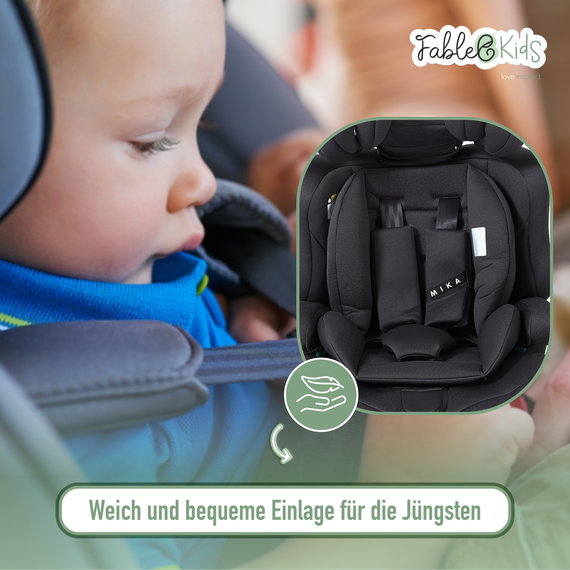 Ein Baby in einem Autositz. Der Sitz ist schwarz, das Baby trägt ein blaues Hemd. Der Text lautet: Weiche und bequeme Einlage.