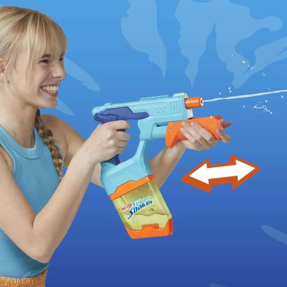 Ein lächelndes Mädchen zielt mit einer blau-orangenen Wasserpistole und schießt einen Wasserstrahl. Der Hintergrund ist blau mit weißem Pfeil.