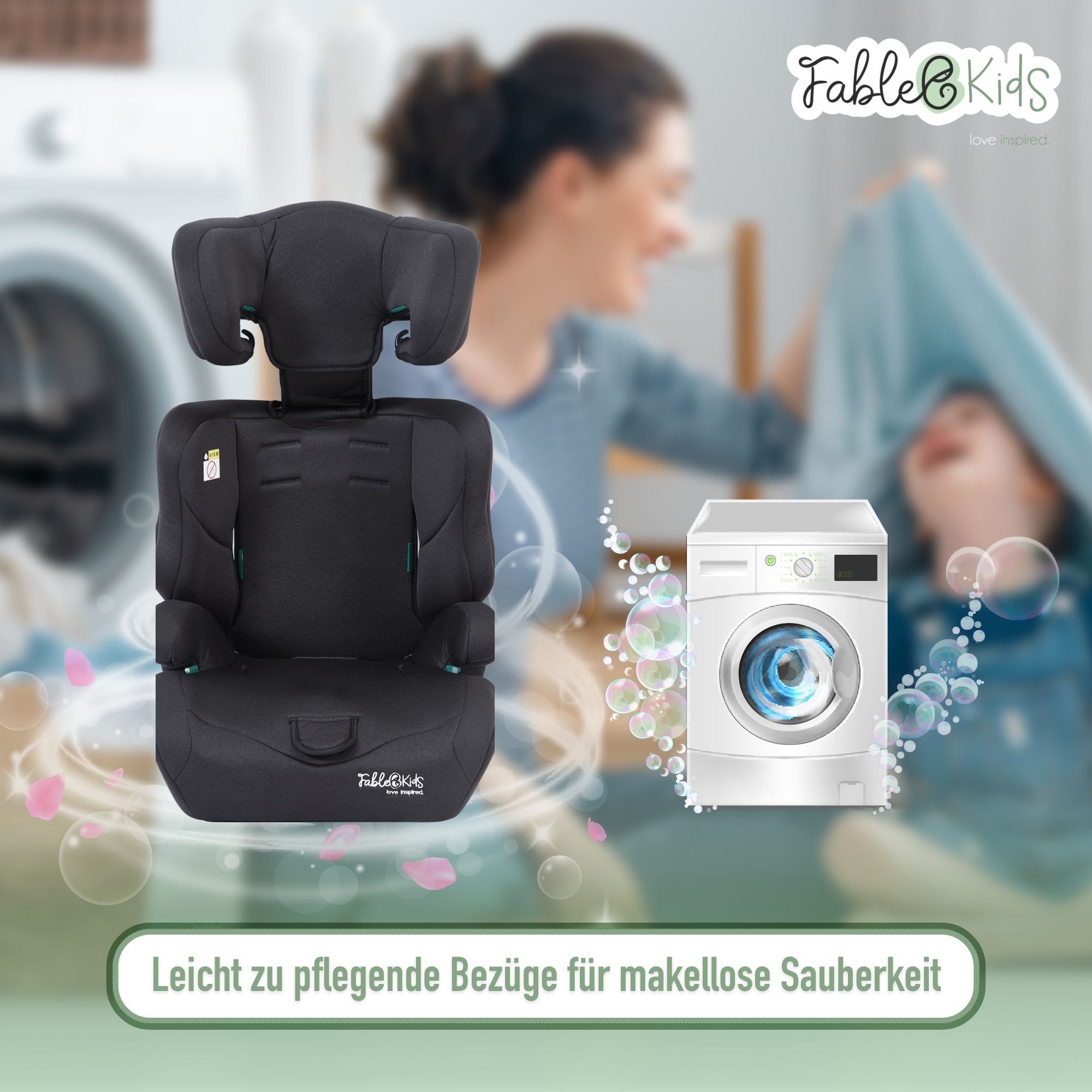 Schwarzer Kindersitz mit Waschmaschine und Blasen. Im Hintergrund sind eine Frau und ein Kind zu sehen.