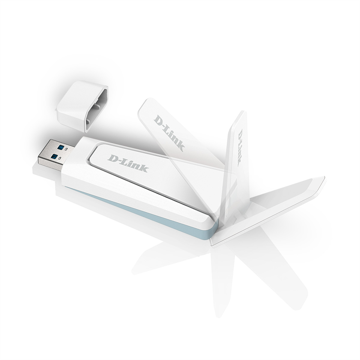 Witte D-Link USB Wi-Fi adapter met uitgevouwen antennes. Het apparaat staat op een witte ondergrond. De dop is los.